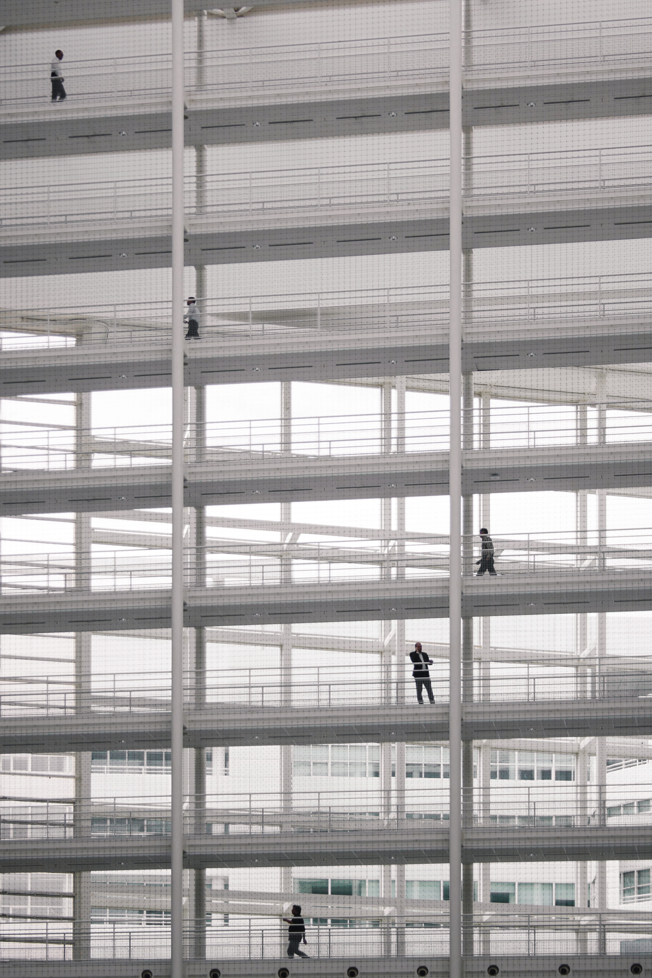 grid, full length, walking, window, glass - material, people, monochrome, frame, black and white, inside, architecture, group, men, walk, office building exterior, Phone HD Wallpaper