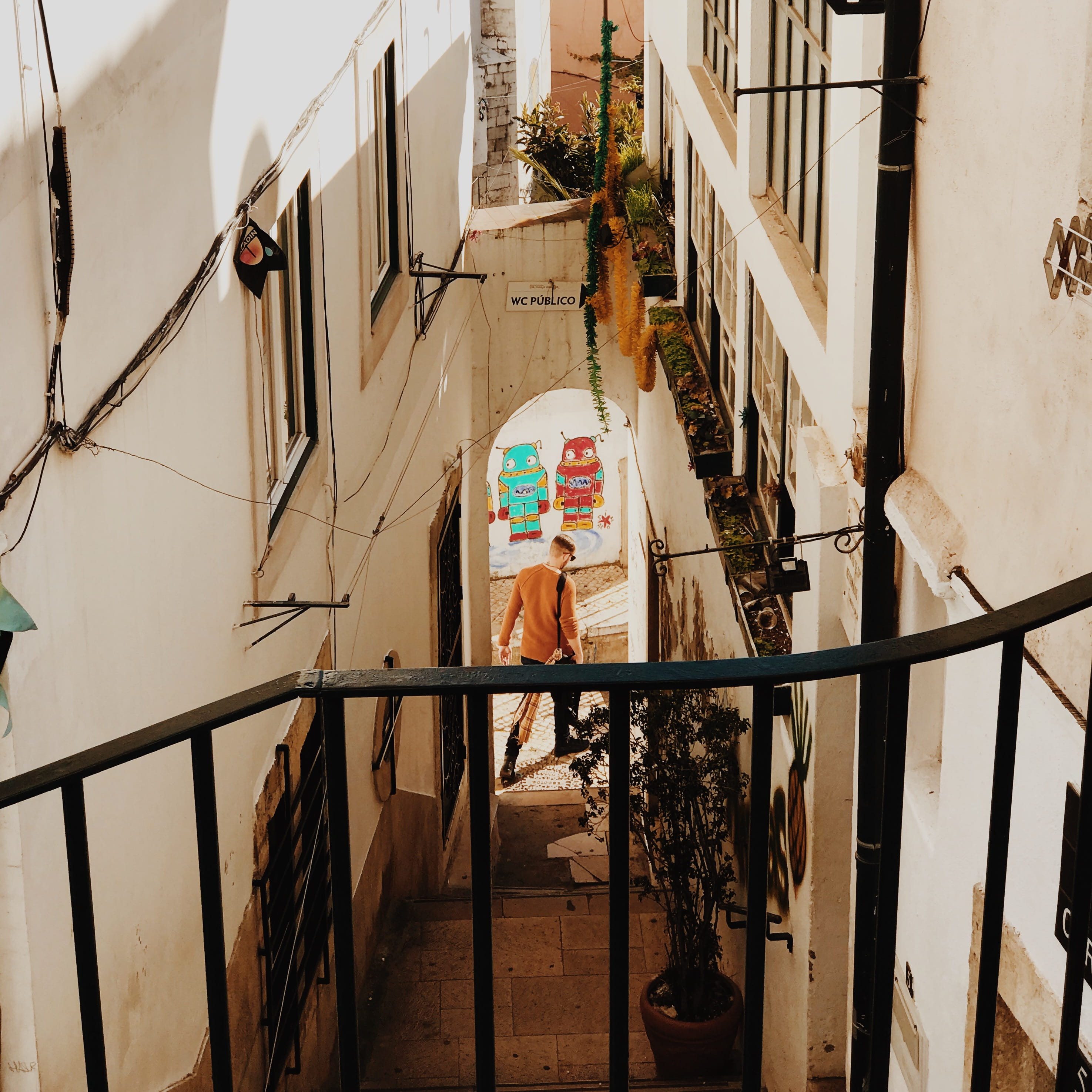 staircase, 2K, light, street, daylight, residential district, stairs, person, pavement, day, urban, wall - building feature, steps, city, no people, apartment, Phone HD Wallpaper