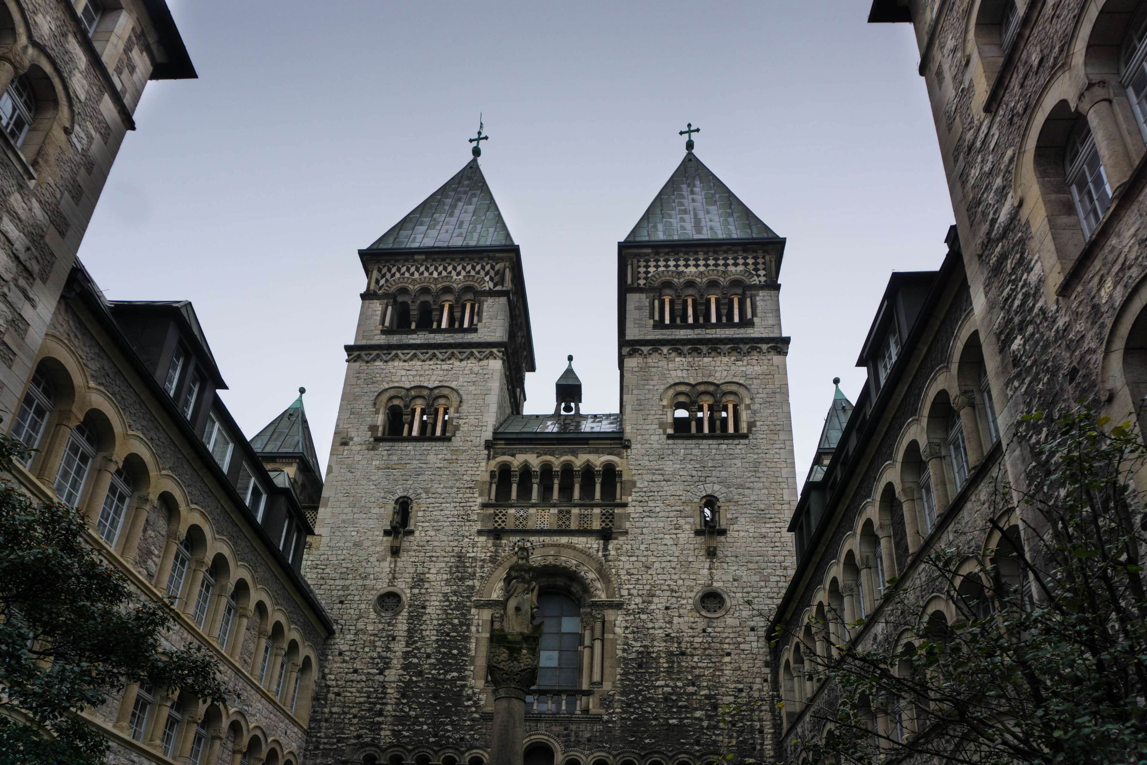 building exterior, architecture, belief, tower, built structure, spirituality, city, the past, old, clear sky, no people, low angle view, bulding, clock, HD Wallpaper