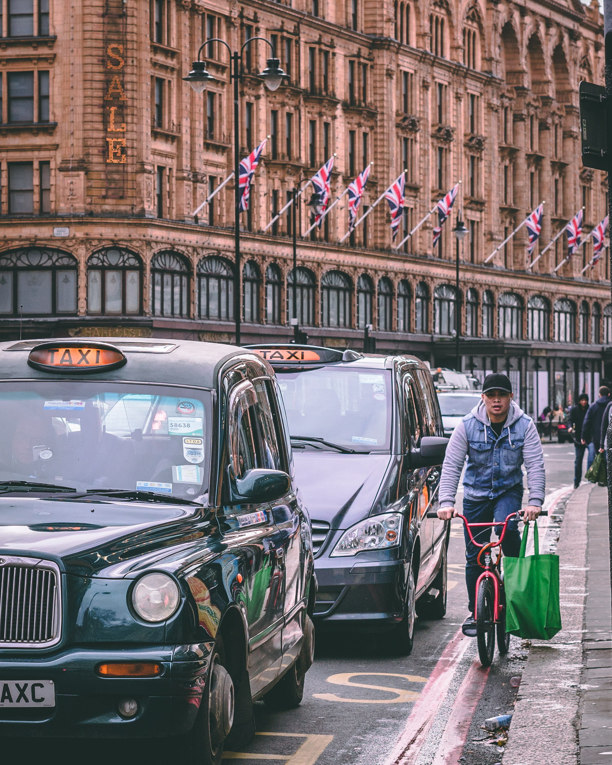 road, cycling, land vehicle, one person, full length, city life, street, motor vehicle, city, london, outdoors, blue, architecture, casual clothing, union jack, Phone HD Wallpaper