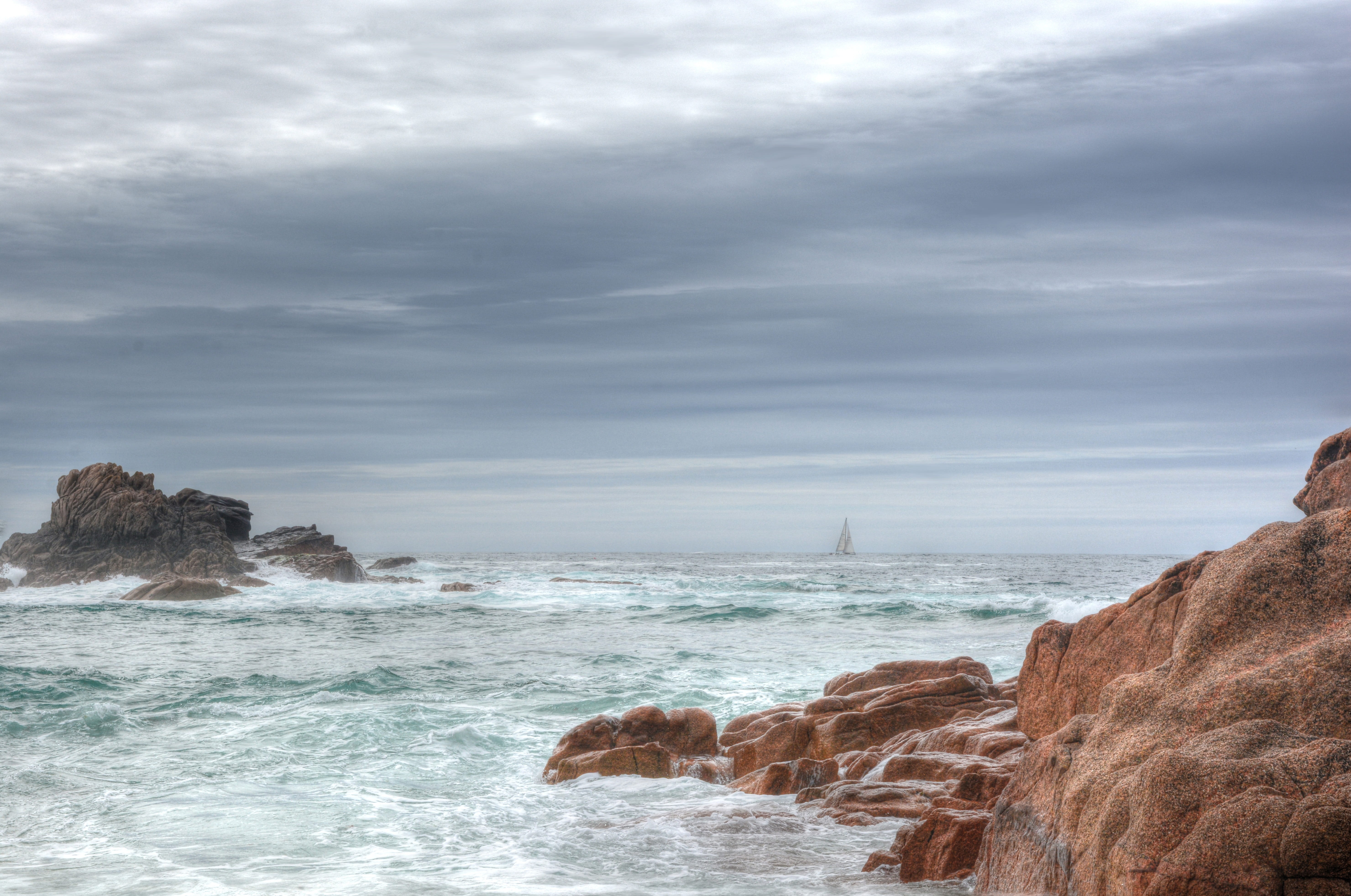 aquatic sport, 5K, land, clouds, beauty in nature, yacht, sky, rock formation, motion, water, horizon over water, beach, sea, power in nature, breaking, HD Wallpaper