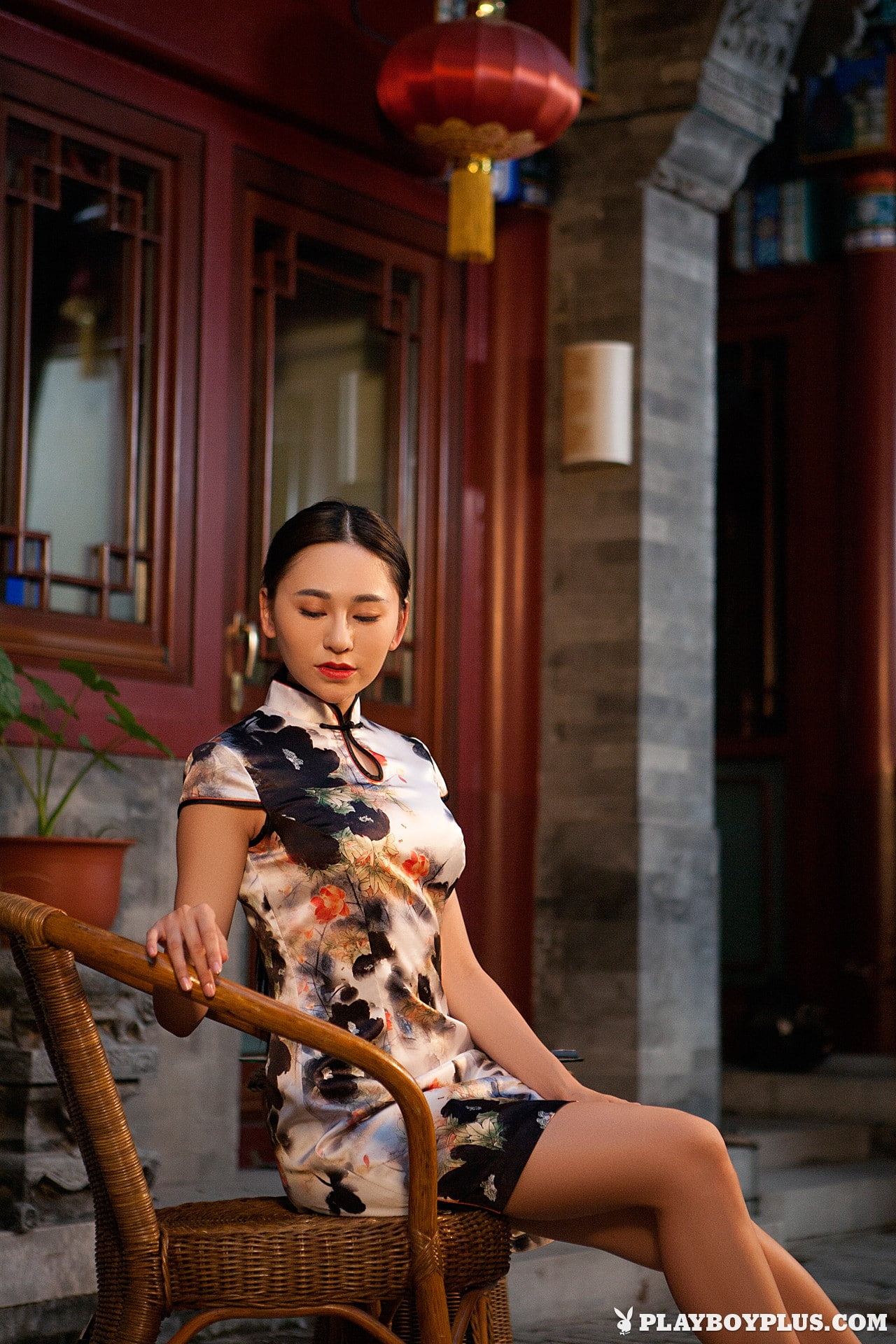 building exterior, clothing, brown hair, beauty, hairstyle, Chinese, fashion, sitting, one person, adult, architectural column, women, luxury, beautiful woman, Phone HD Wallpaper