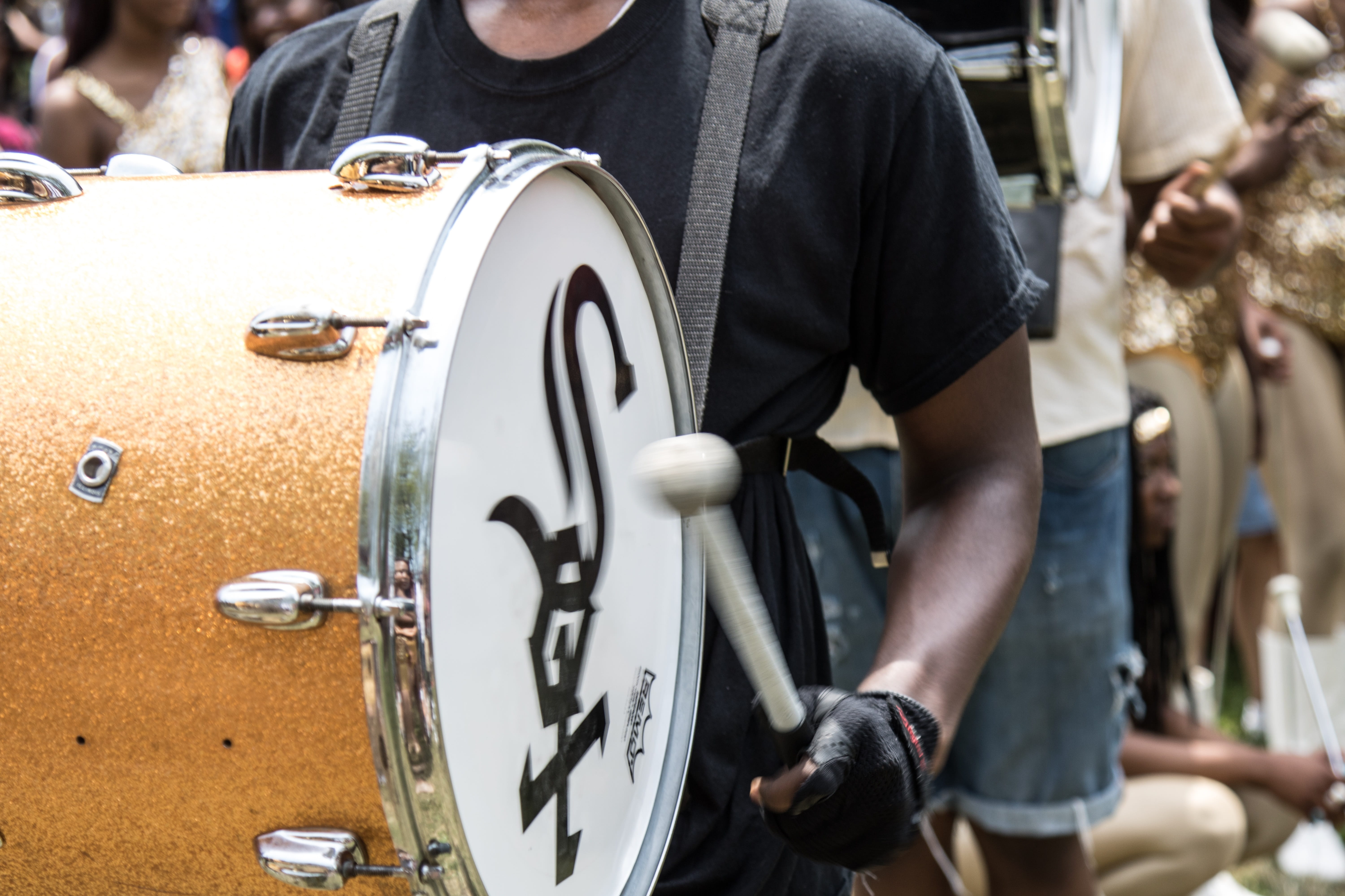 performance, city, bass, one man only, one person, watch, real people, holding, play, rhythm, lifestyles, beat, Instrument, only men, wristwatch, drummer, HD Wallpaper