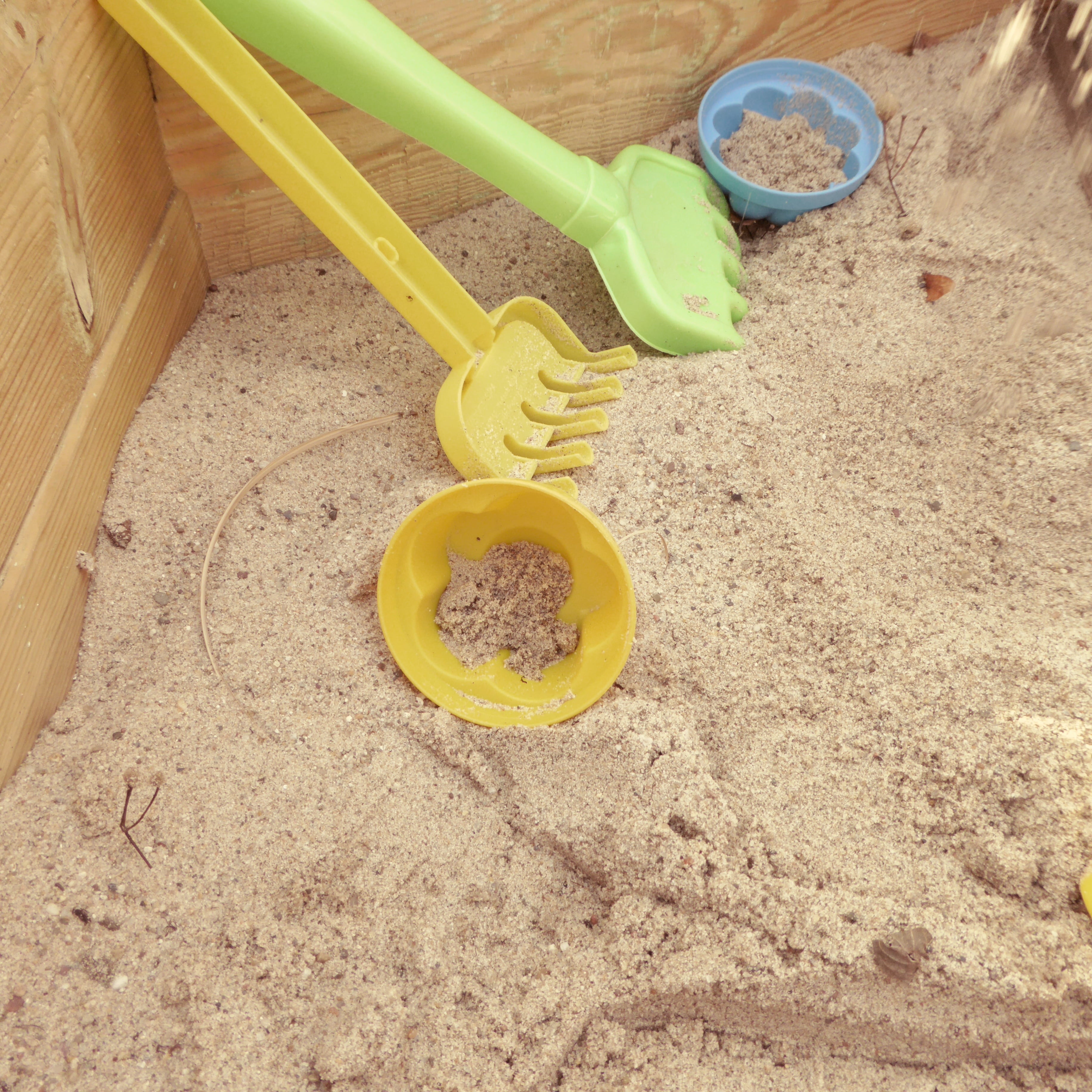 toys, still life, toy, plastic, hand tool, high angle view, no people, play, sand pail and shovel, nature, outdoors, moulds, land, beach, sunlight, 2K, Phone HD Wallpaper