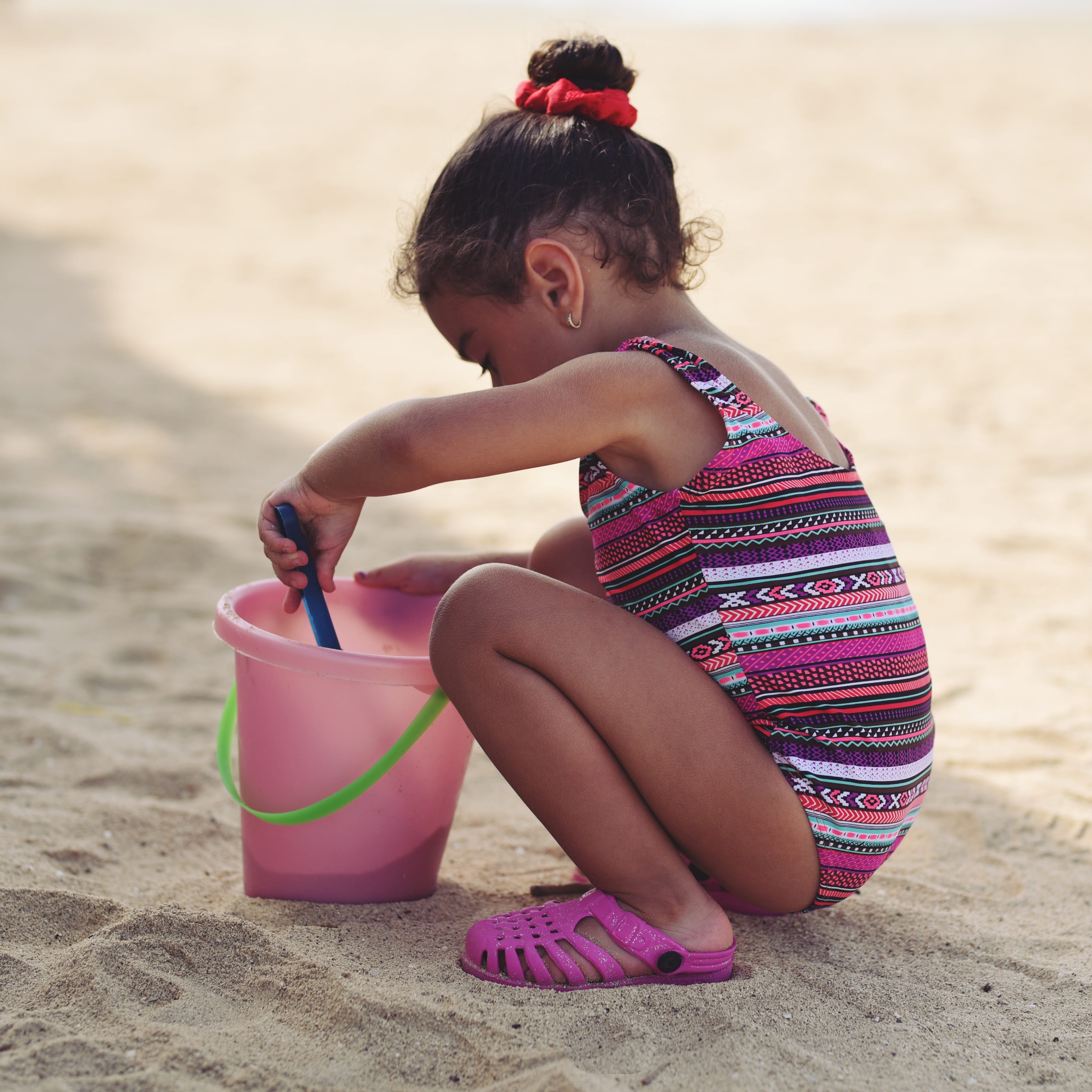 pink color, full length, 2K, day, cute, sand, vacations, holiday, child, Girl, bucket, one person, lifestyles, land, outdoors, Beach, outdoor, girls, young, Phone HD Wallpaper