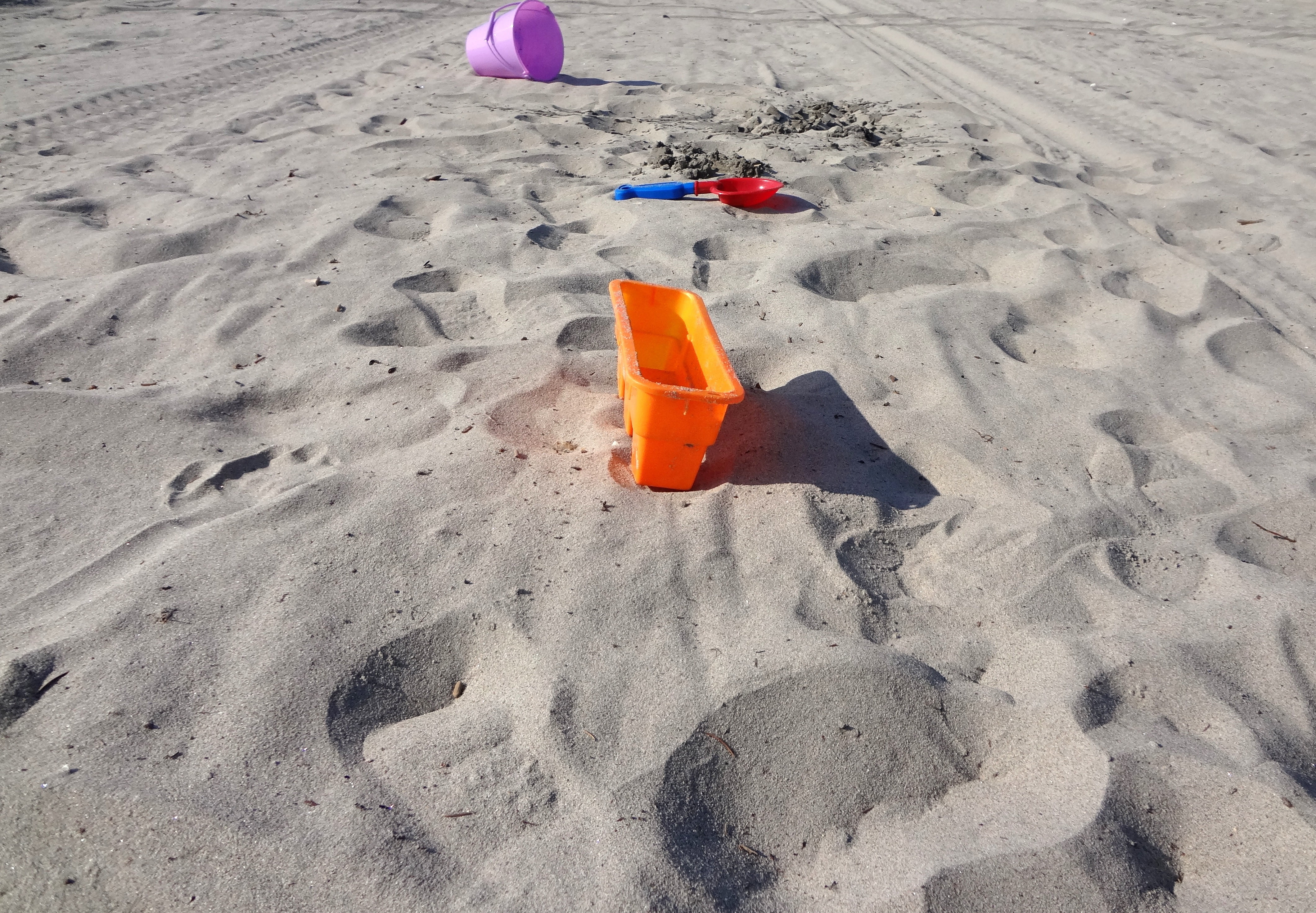 beach, art and craft, multi colored, sand, dig, summer, creativity, shovel, sunlight, bucket, pail, child, sand toys, nature, footprint, childhood, animal representation, HD Wallpaper