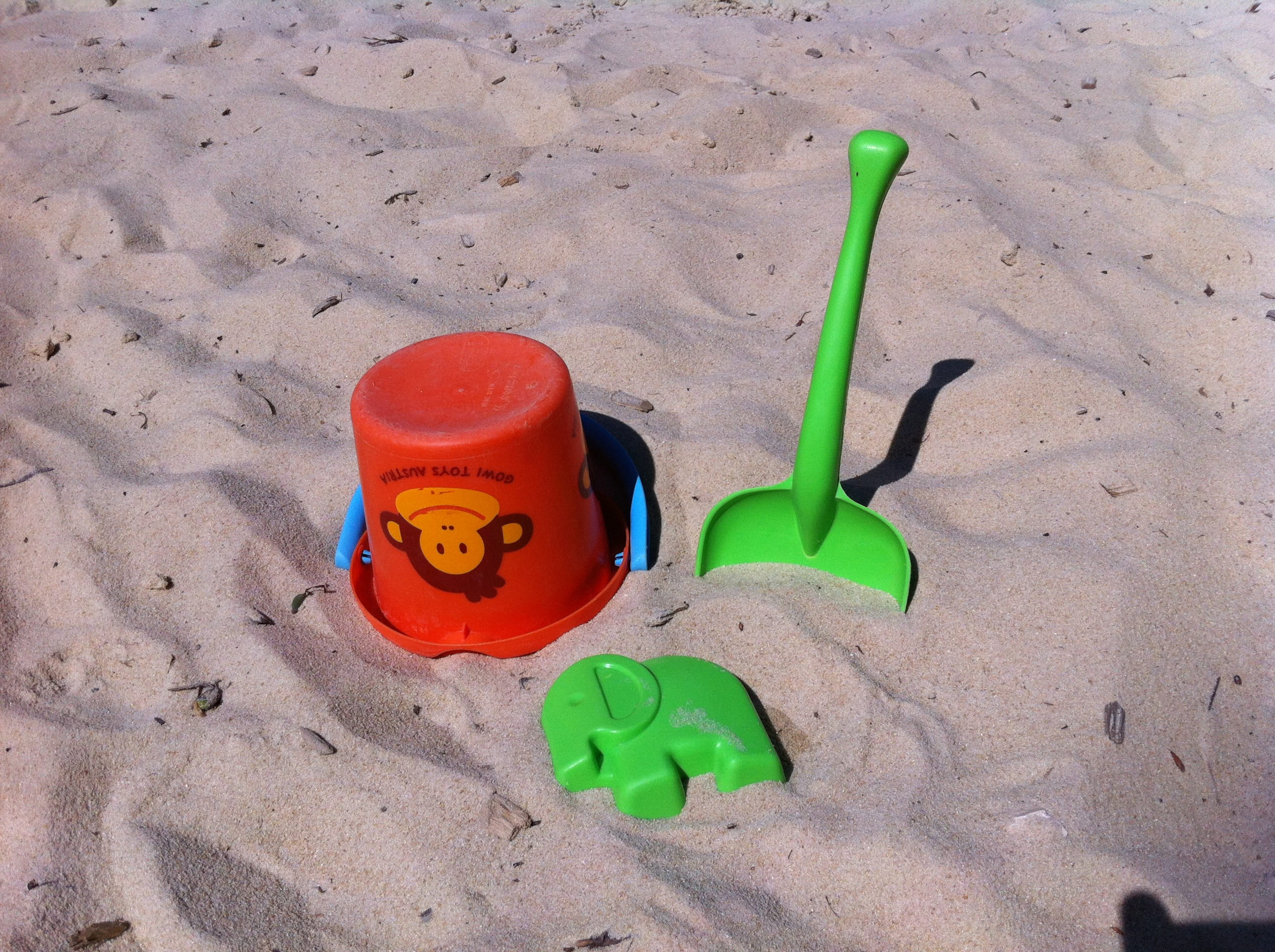 container, Blade, Sand Pit, plastic, animal representation, outdoors, 2K, childhood, absence, high angle view, nature, shovel, green color, sand, Holiday, HD Wallpaper