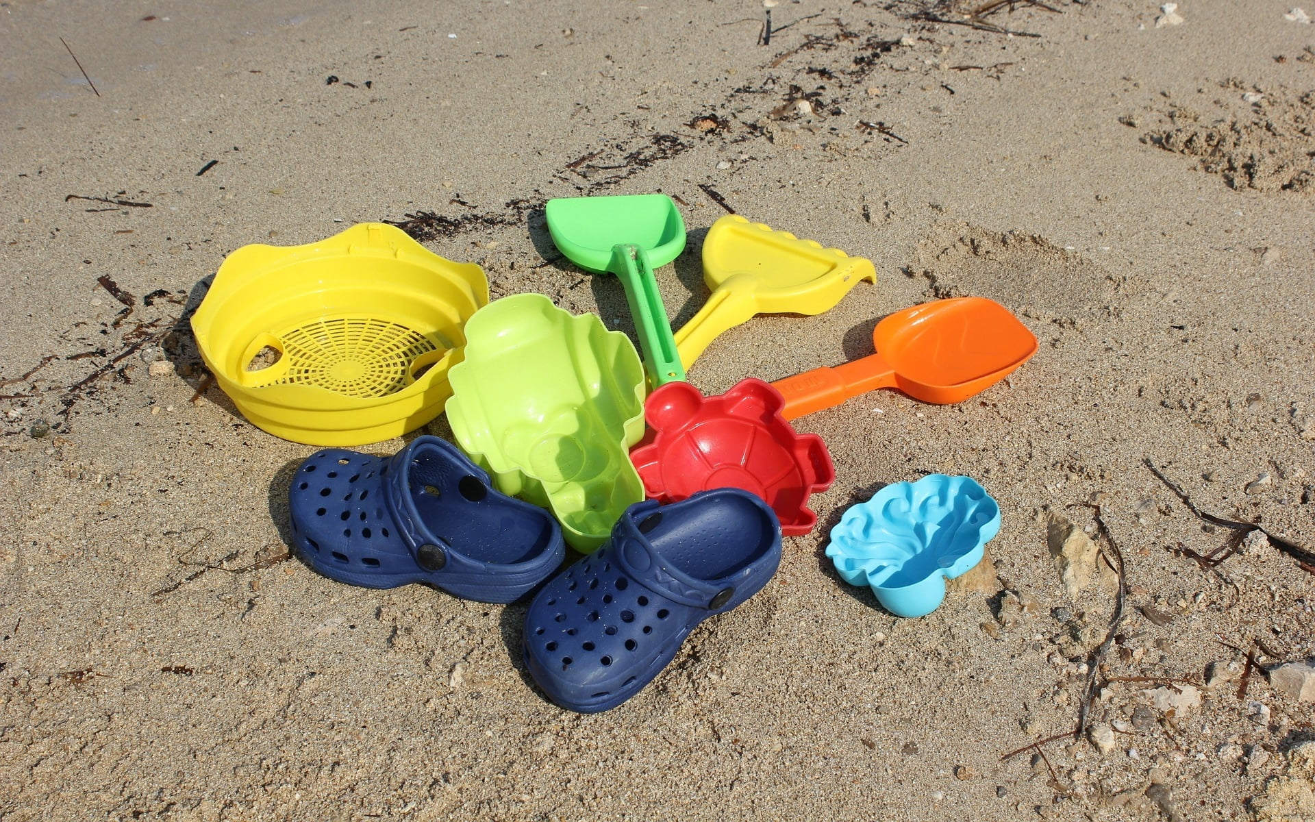 no people, sand pail and shovel, childhood, plastic, beach, green color, toy, yellow, day, Toys on the Beach, container, colors, choice, outdoors, still life, HD Wallpaper