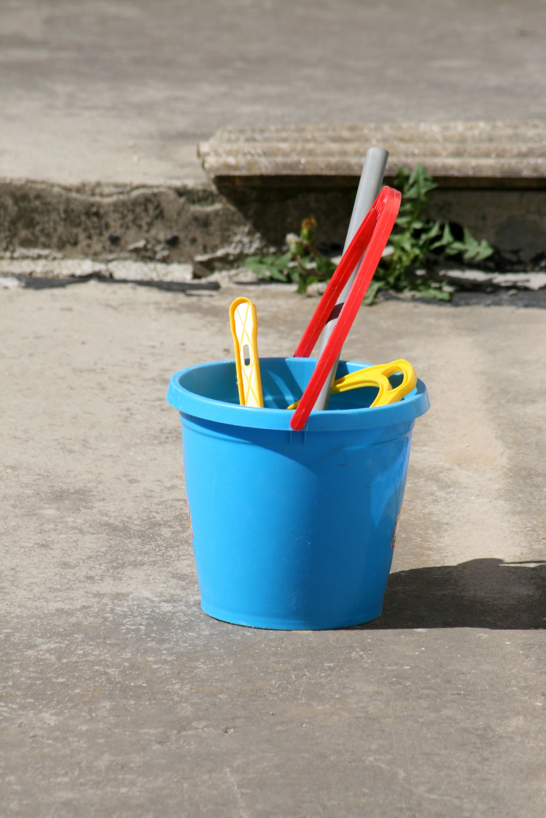 multi colored, bucket, still life, container, game, no people, blue, straw, sandbox, kid, plastic, close-up, 2K, day, sand, focus on foreground, toy, drinking straw, Phone HD Wallpaper