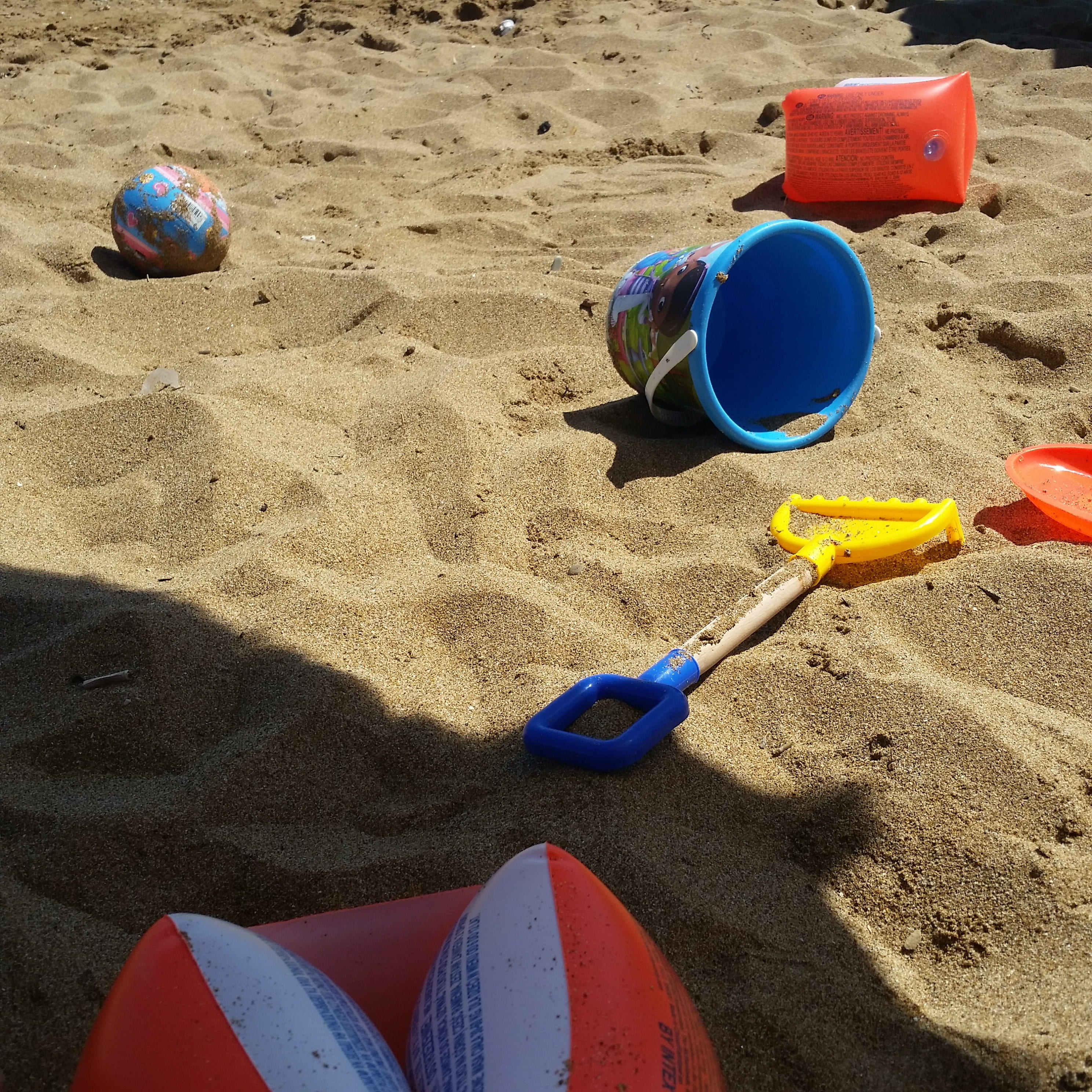 sand, container, trip, multi colored, sand pail and shovel, nature, sunlight, personal accessory, shadow, holiday, armrests, blue, games, toy, crotone, Phone HD Wallpaper