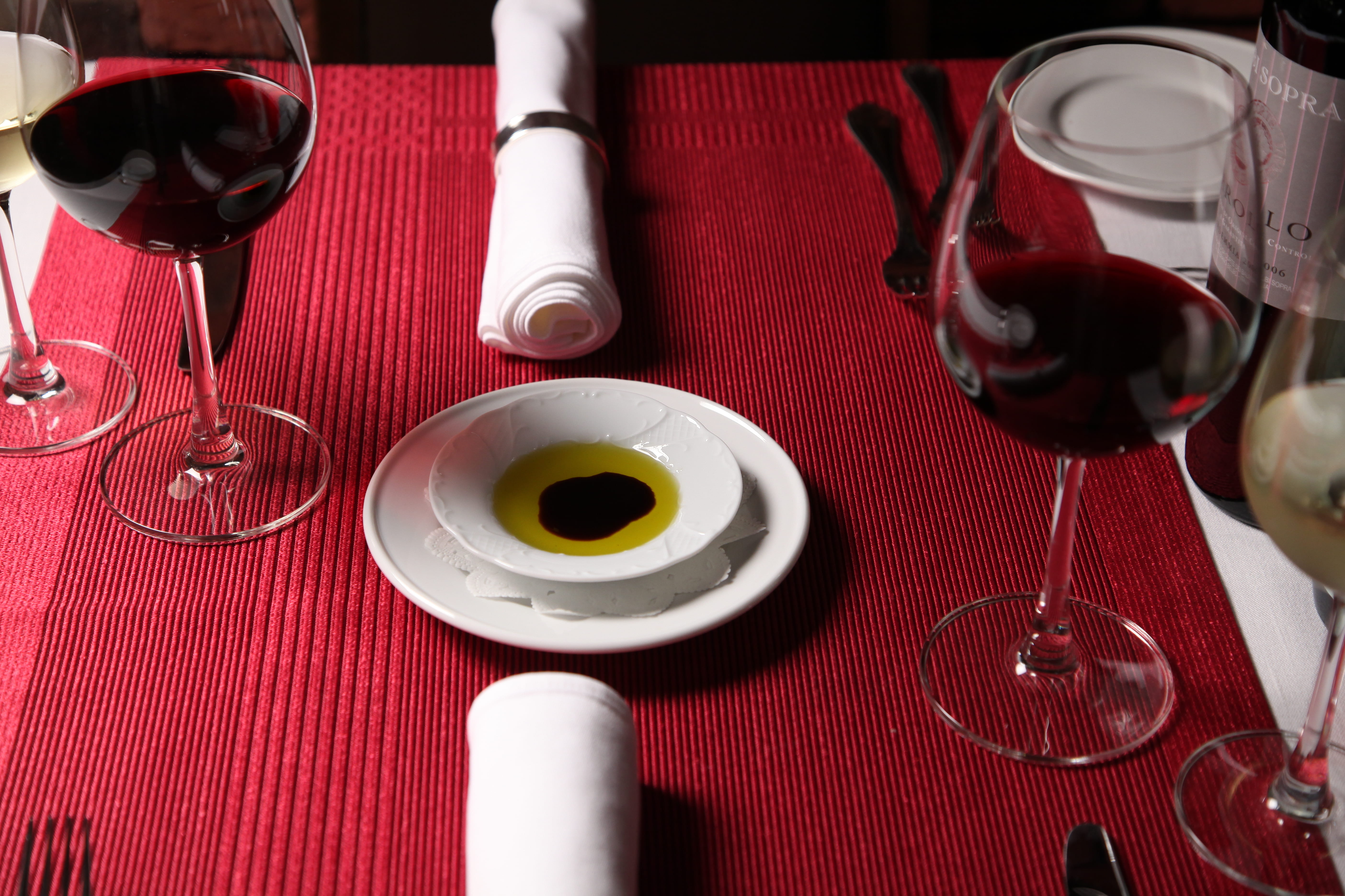 drink, table, table napkins, liquor, refreshment, indoors, clear, romantic, restaurant, high angle view, tablecloth, hand, red wine, crockery, wineglass, HD Wallpaper