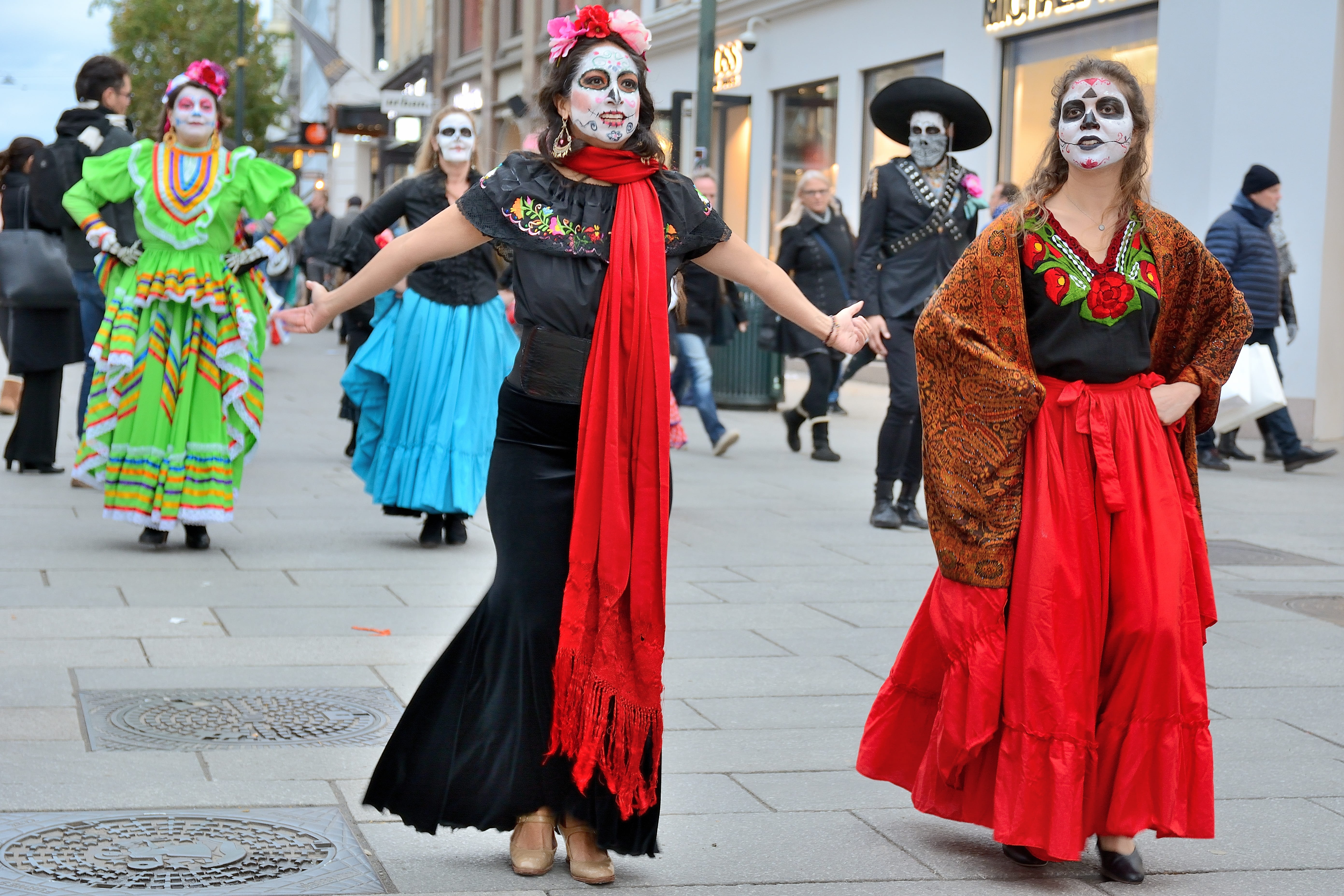 dancing, traditional clothing, people, death, women, clothing, mexican, carnival - celebration event, 5K, real people, fashion, lifestyles, dance, full length, HD Wallpaper