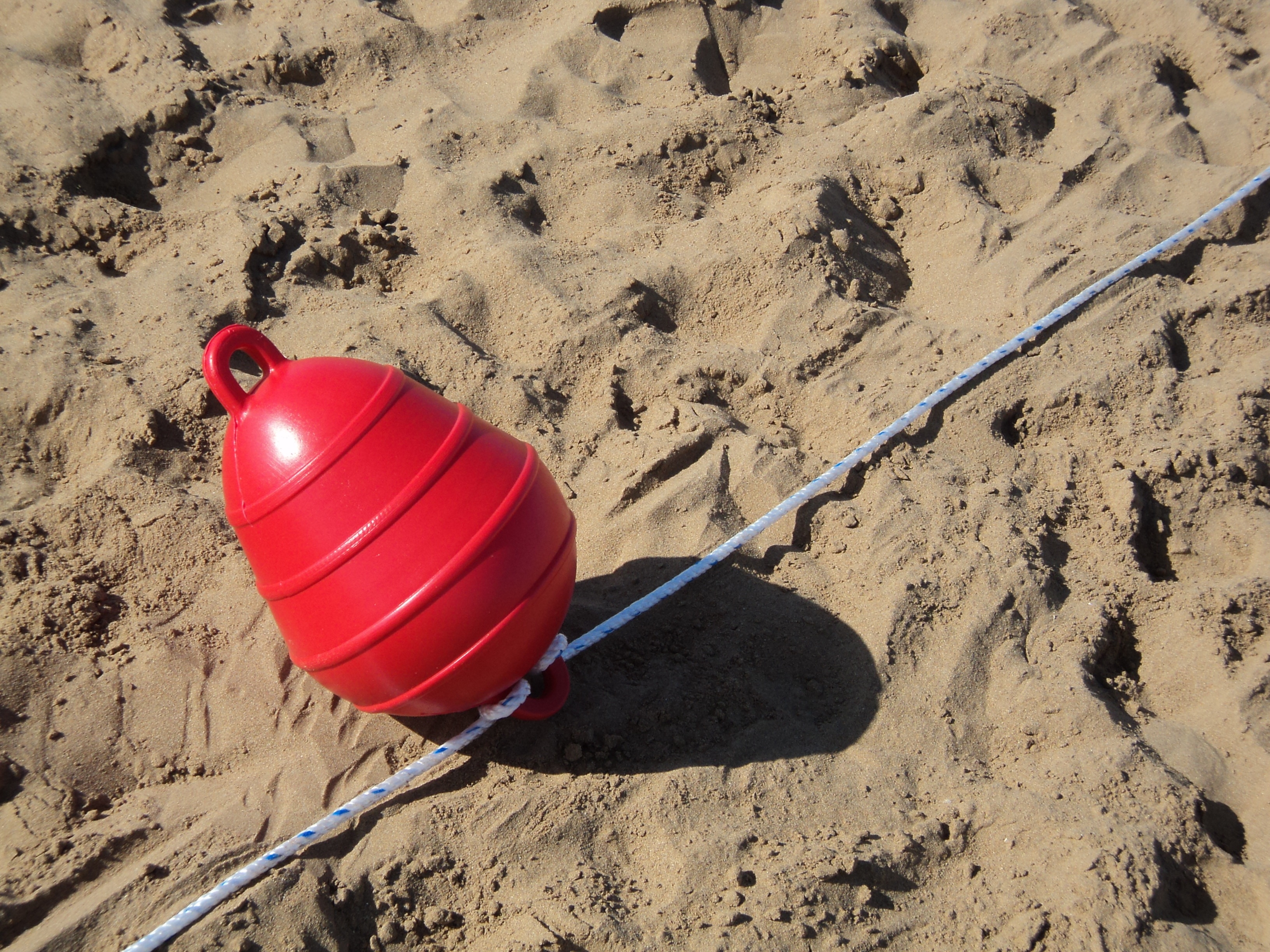 sunlight, hand tool, land, boje, outdoors, protection, 2K, high angle view, nature, shovel, sand beach, sea, red, no people, still life, equipment, beach, HD Wallpaper