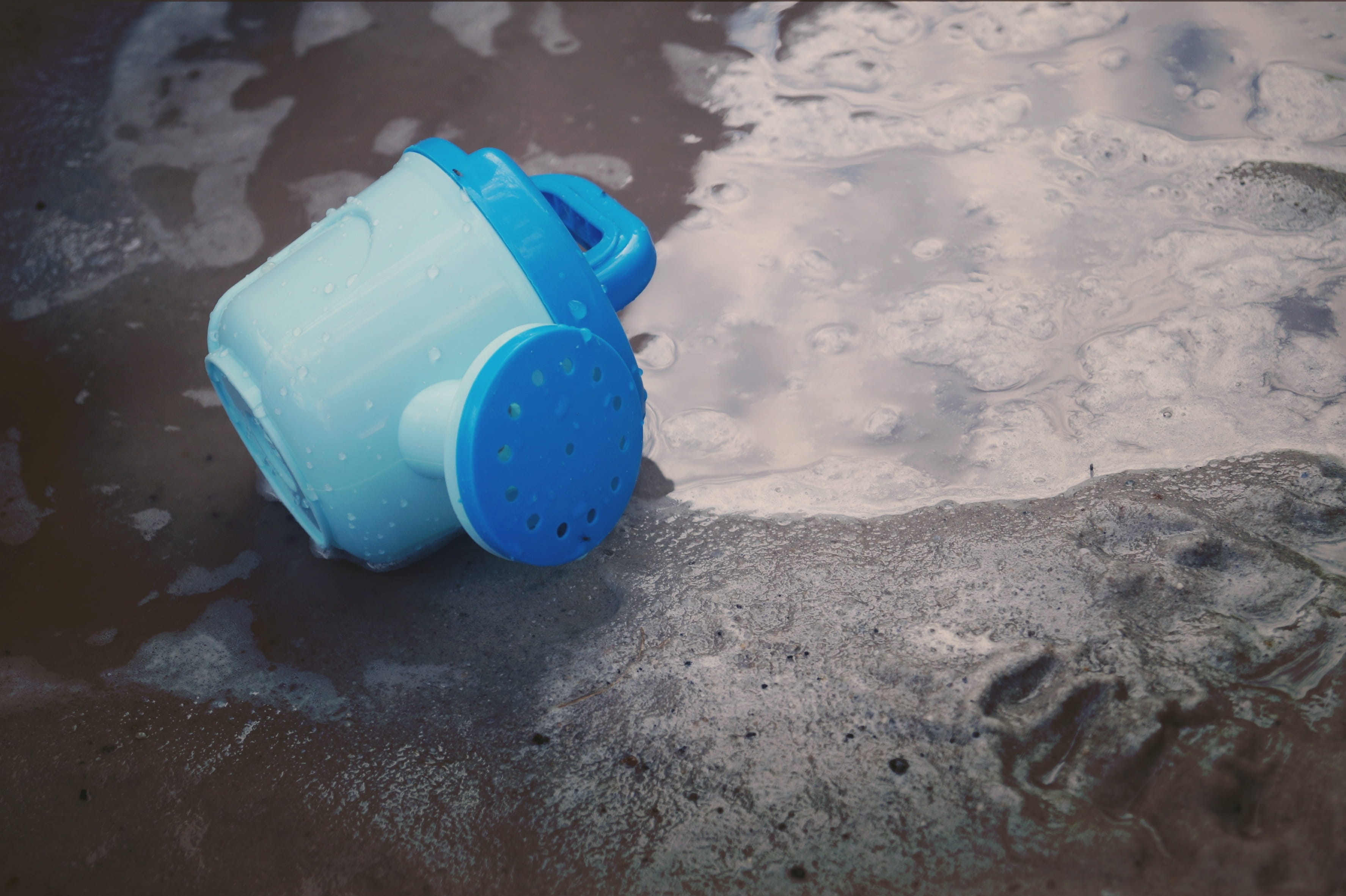close-up, Watering Can, selective focus, 2K, high angle view, bucket, container, blue, cleaning, beach, play, Toys, no people, toy, sand, water, mud, wet, HD Wallpaper