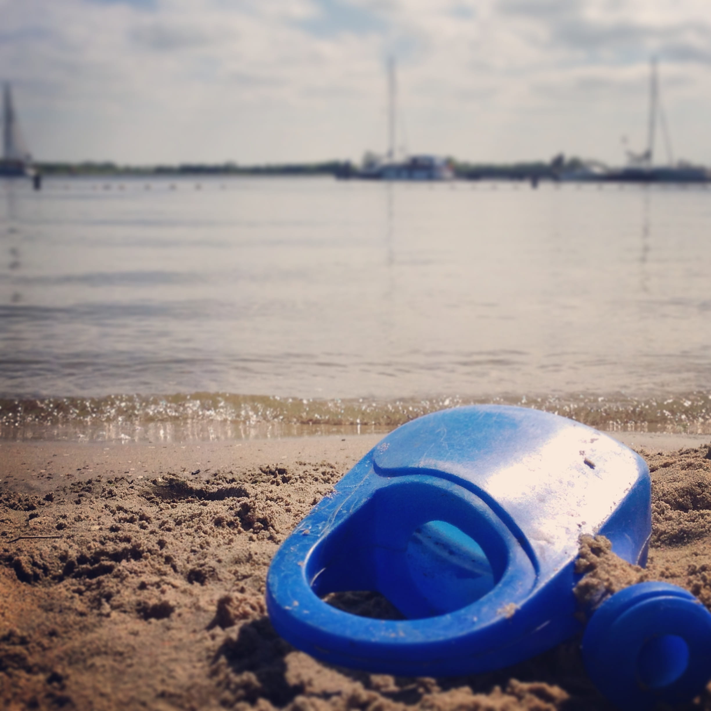 calm, land, nature, Watering Can, veersemeer, sky, selective focus, Rest, Child, day, outdoors, plastic, sand, zealand, tranquil scene, pollution, tranquility, Phone HD Wallpaper