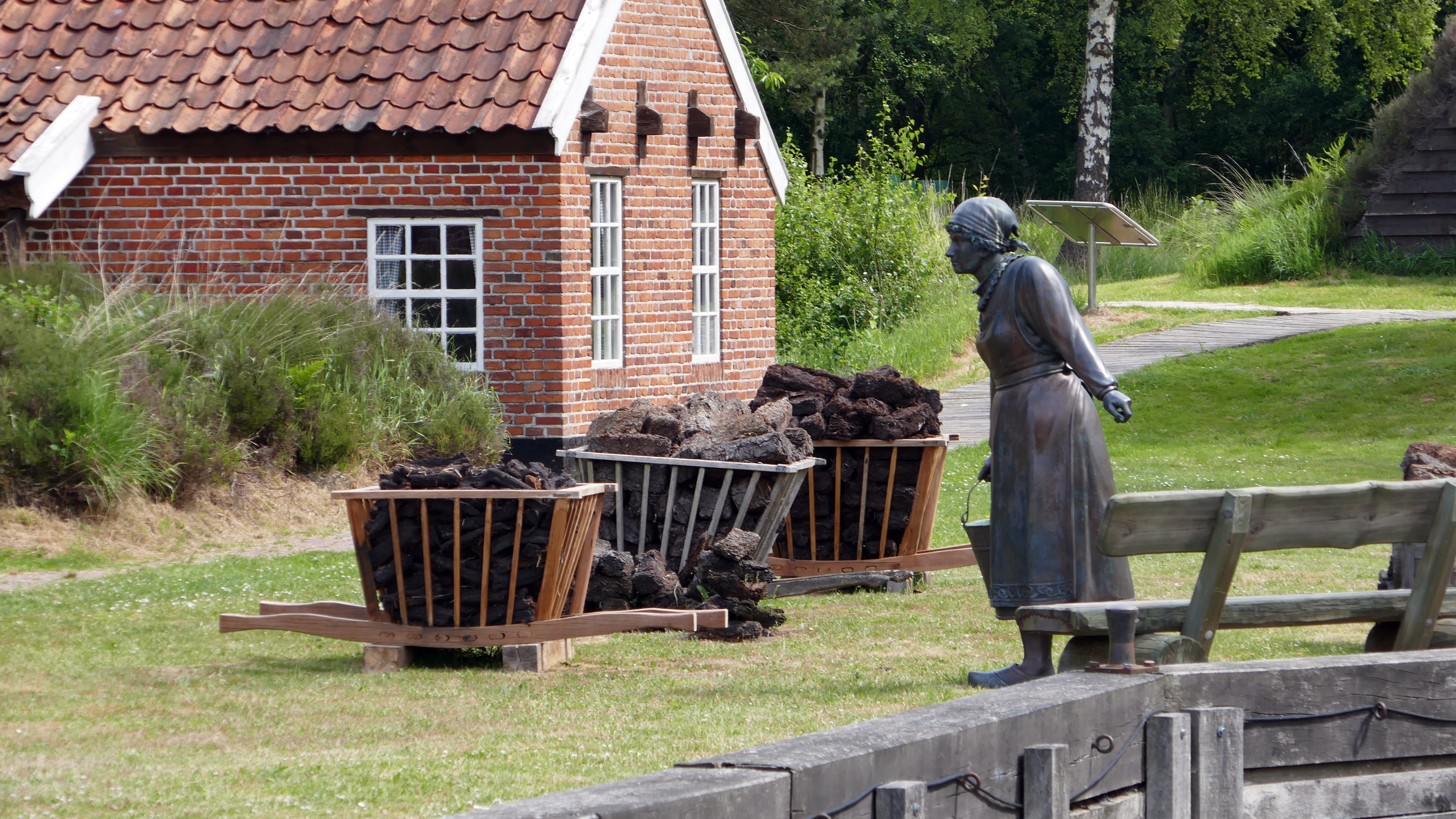 outdoors, statue, day, real people, fehnmuseum, building, nature, men, one person, house, van veelen, plant, museum, leisure activity, sculpture, rear view, HD Wallpaper