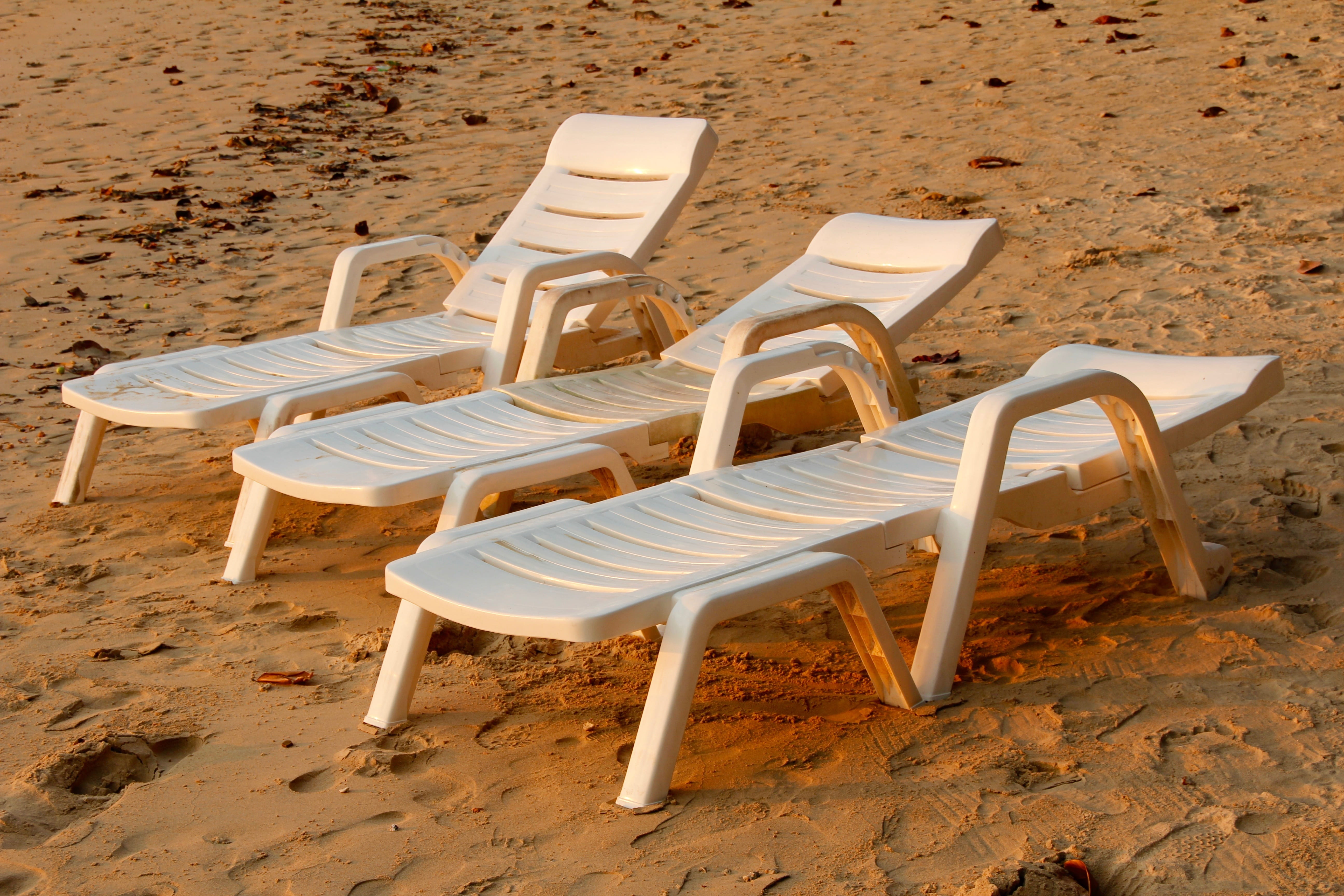 white, beach, Sand, land, empty, Liège, plastic, in a row, Sun Loungers, high angle view, white color, wood - material, nature, absence, day, arrangement, HD Wallpaper