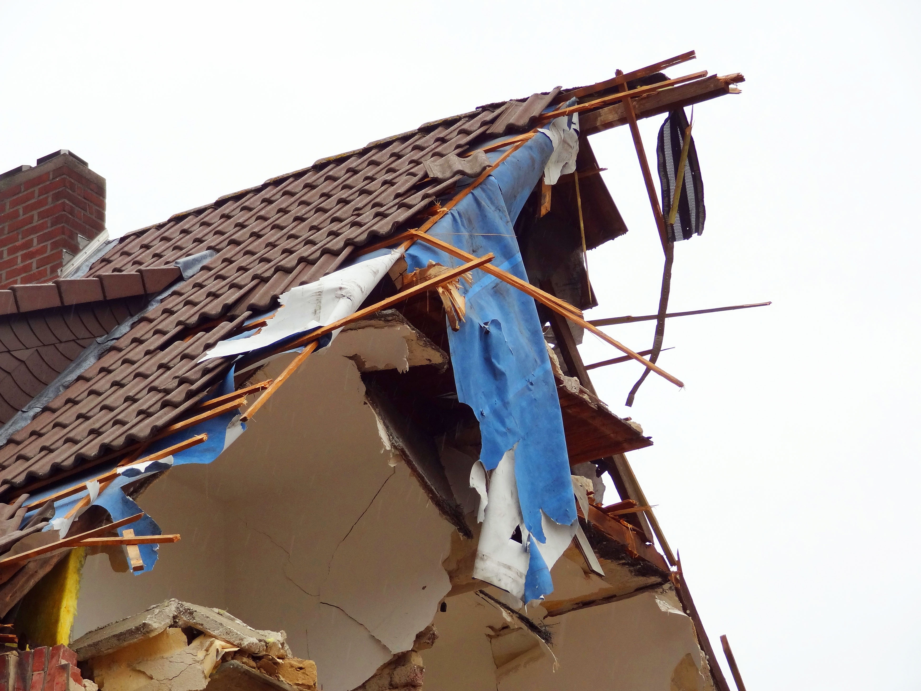 building, sky, day, isolation, air-raid, low angle view, wrecked, residence, deflagration, stop, new building, textile, home, hanging, crash, detonation, HD Wallpaper