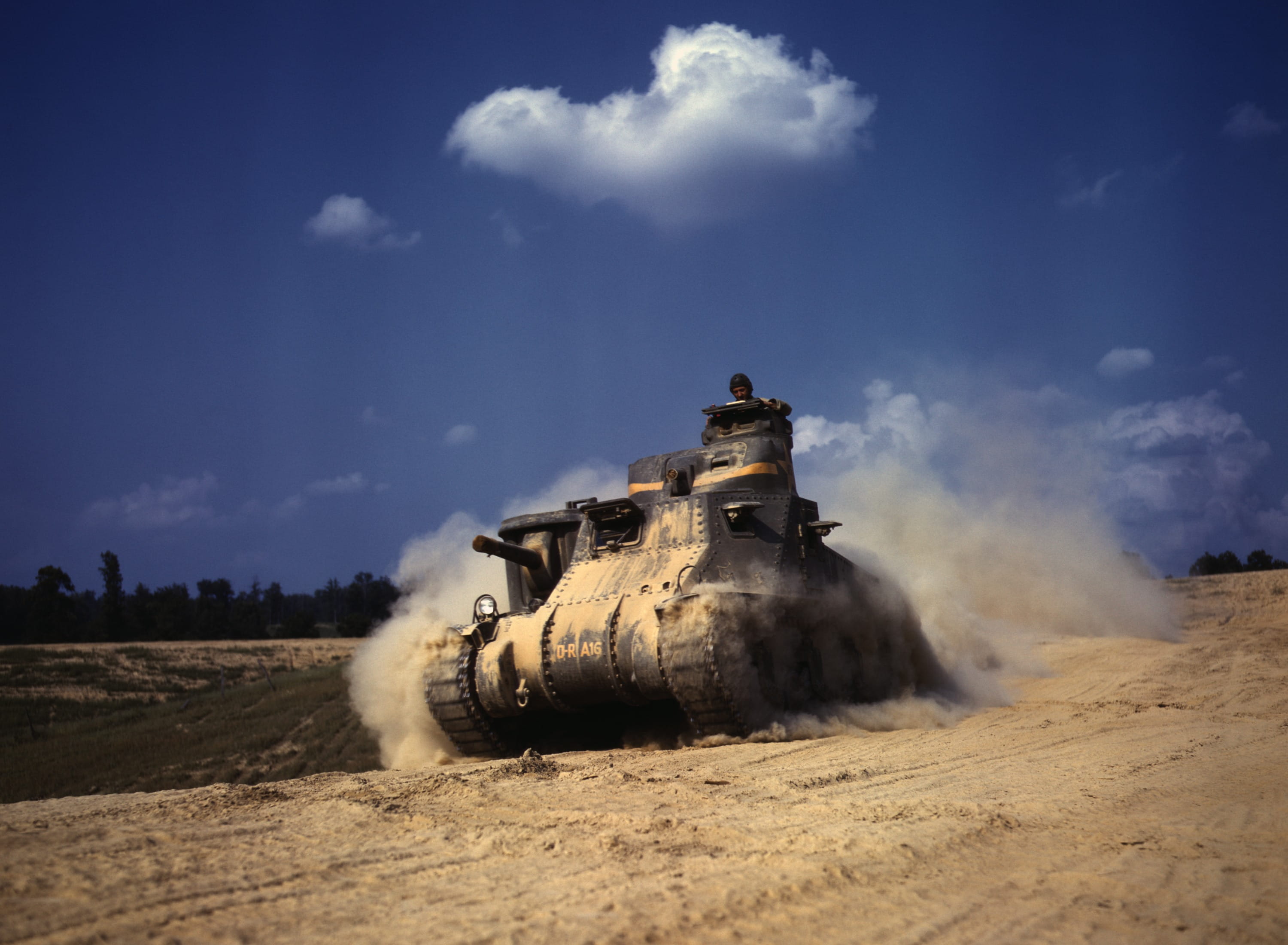 motion, militaet, weapon, daytime, industry, outdoors, nature, conflict, fighting, aggression, dust, dirt, Panzer, tank, desert, brown, construction site, HD Wallpaper