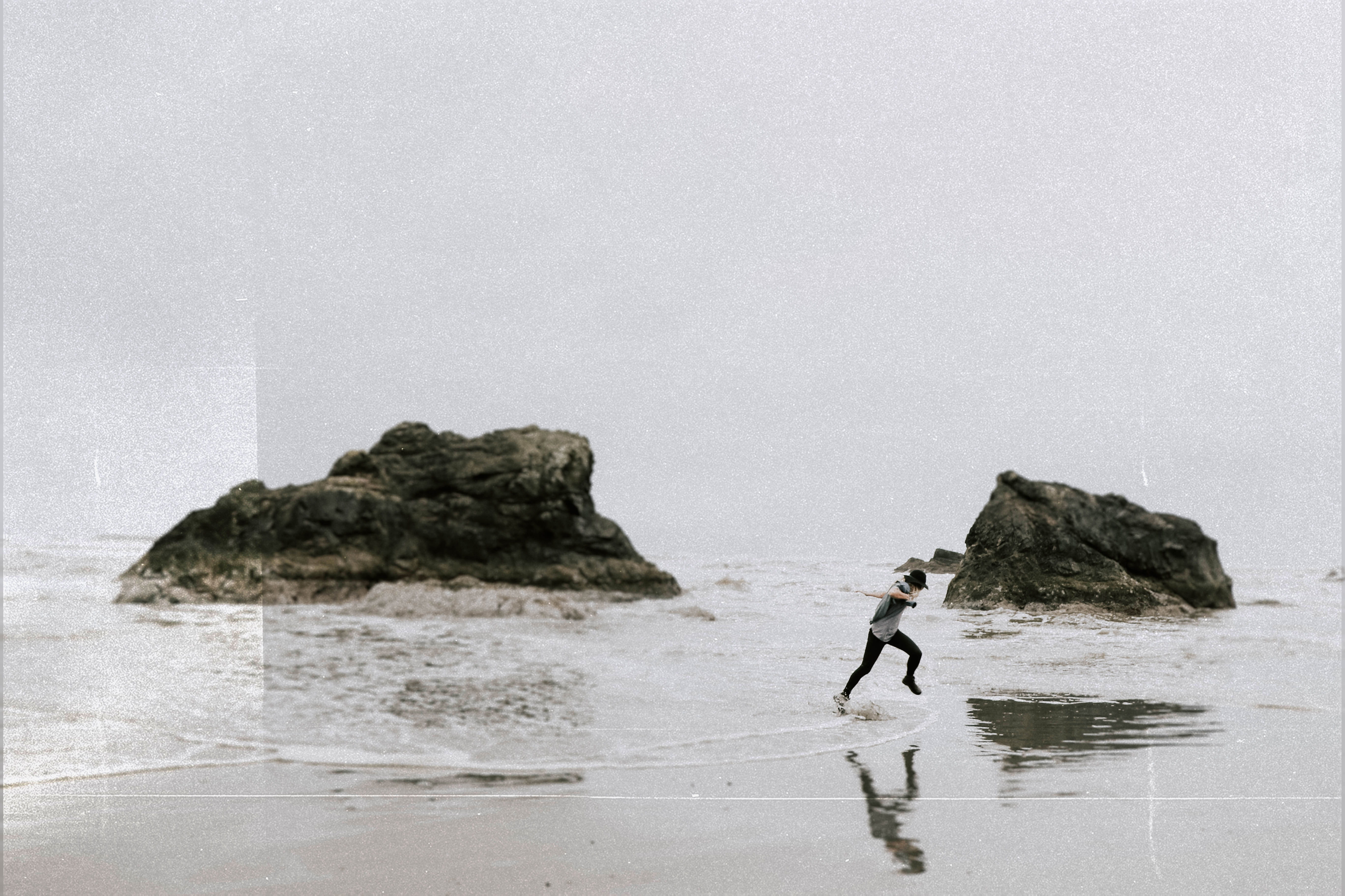 men, running, rock, rock - object, nature, man, real people, one person, sea, outdoors, water, solid, sky, full length, motion, beauty in nature, beachside, HD Wallpaper