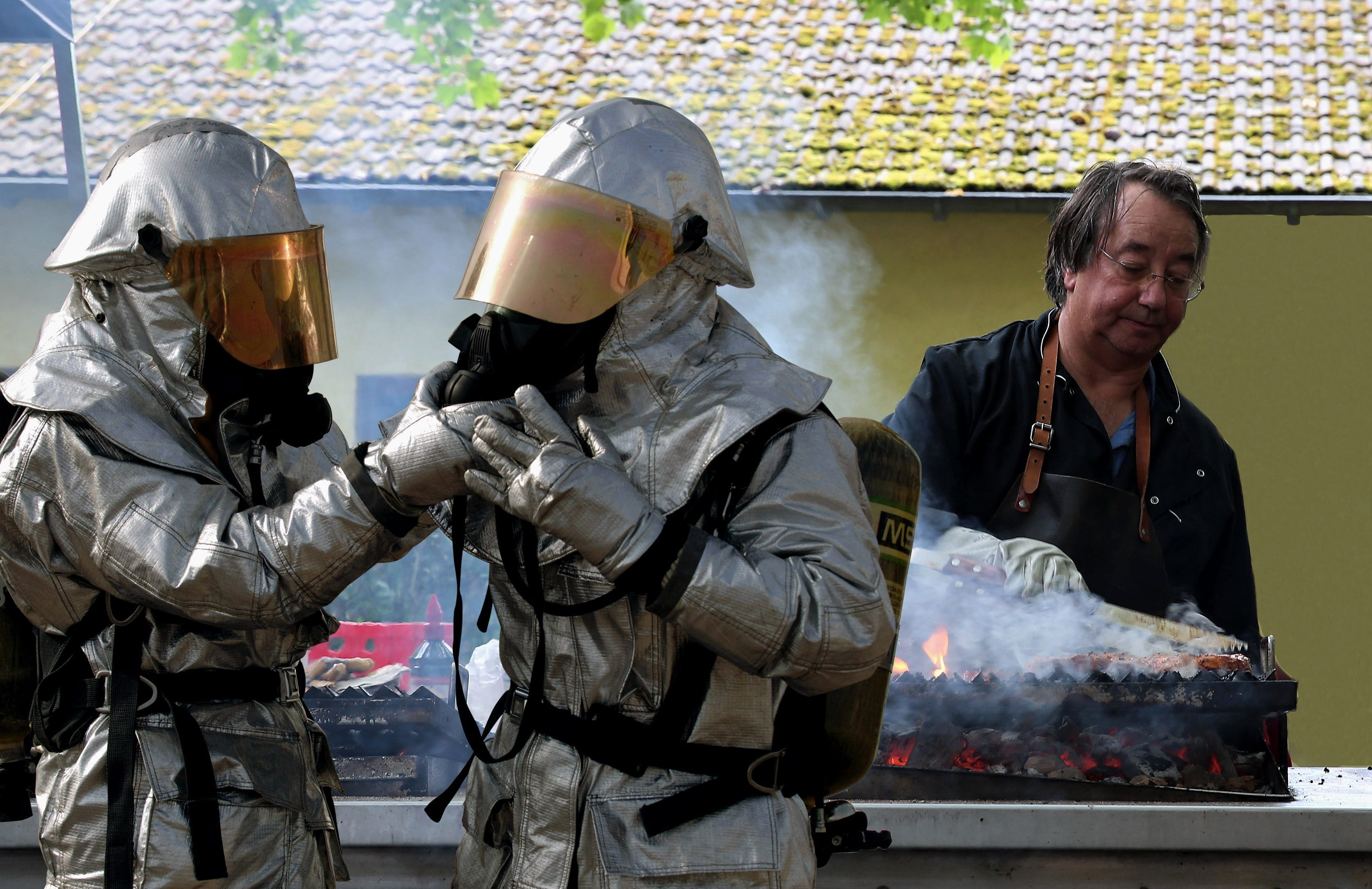 people, steak, occupation, men, real people, fun, food, safety at work, clothing, 2K, safety, barbecue, dangerous, uniform, smoke - physical structure, HD Wallpaper