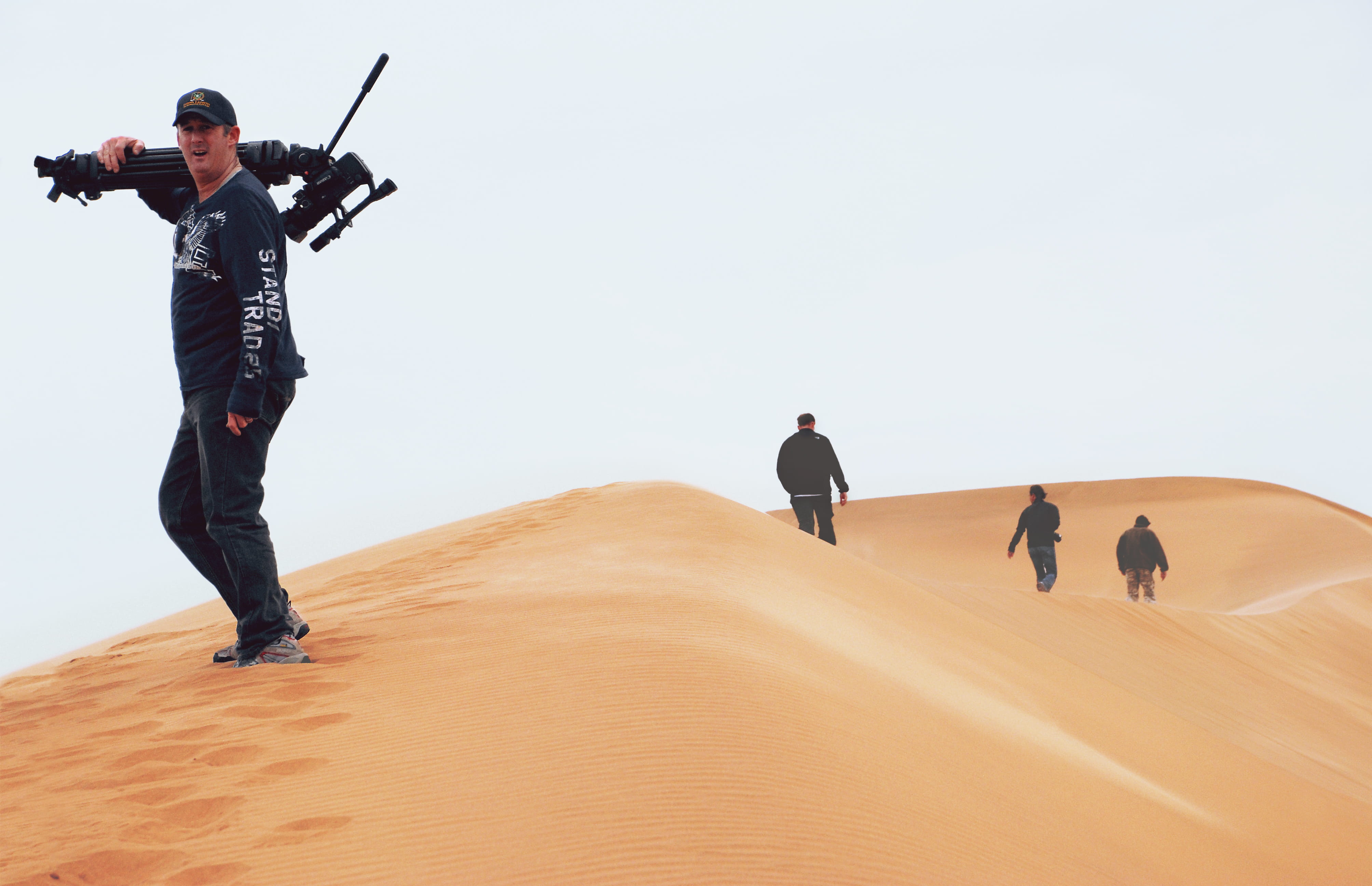 arid climate, sky, camera, photographer, group of people, dune, sand, land, climate, men, full length, gun, 4K, holding, hill, rifle, law, government, HD Wallpaper