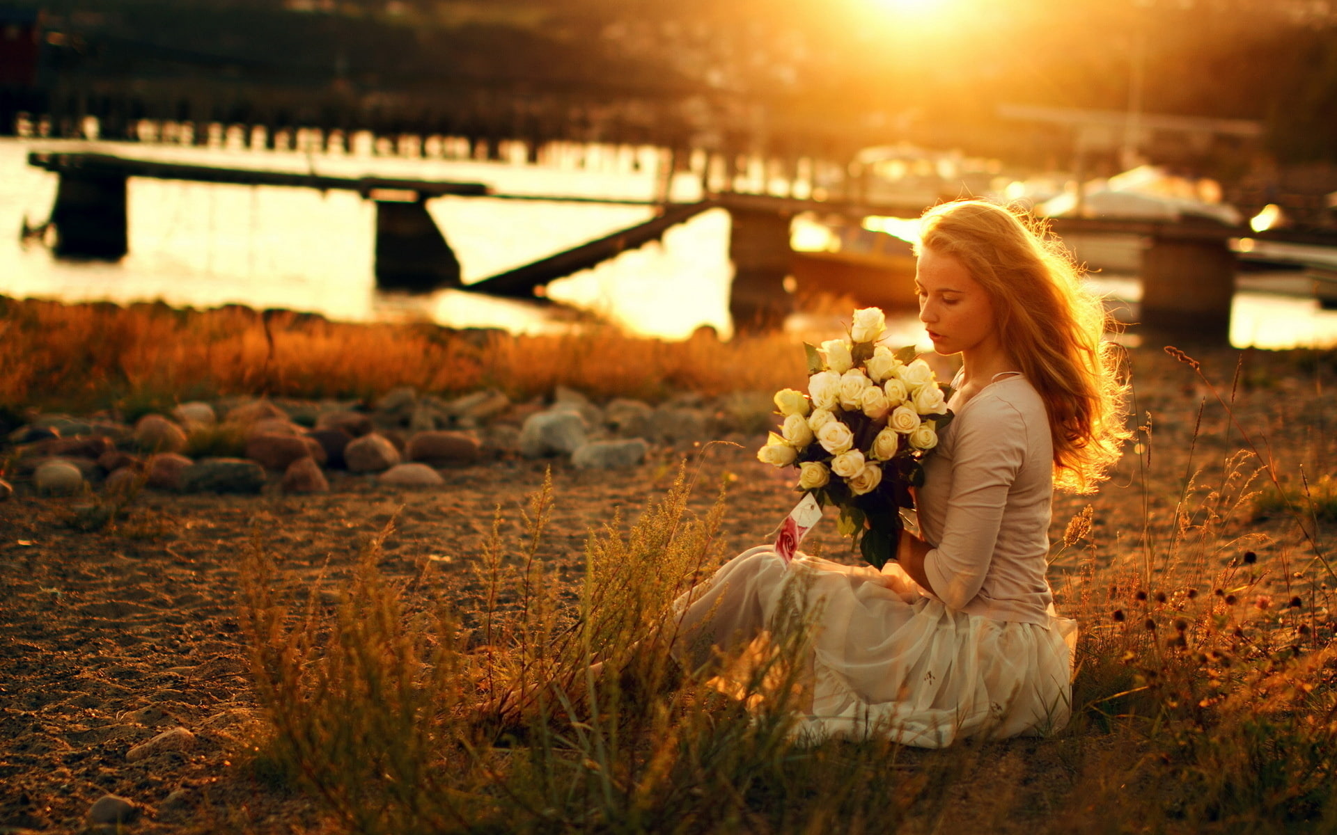 gown, females, soft, love, grass, mood, women, girls, emotion, bouquet, roses, romance, white, light, 1080P, sand, sunlight, dress, pose, bokeh, models, HD Wallpaper