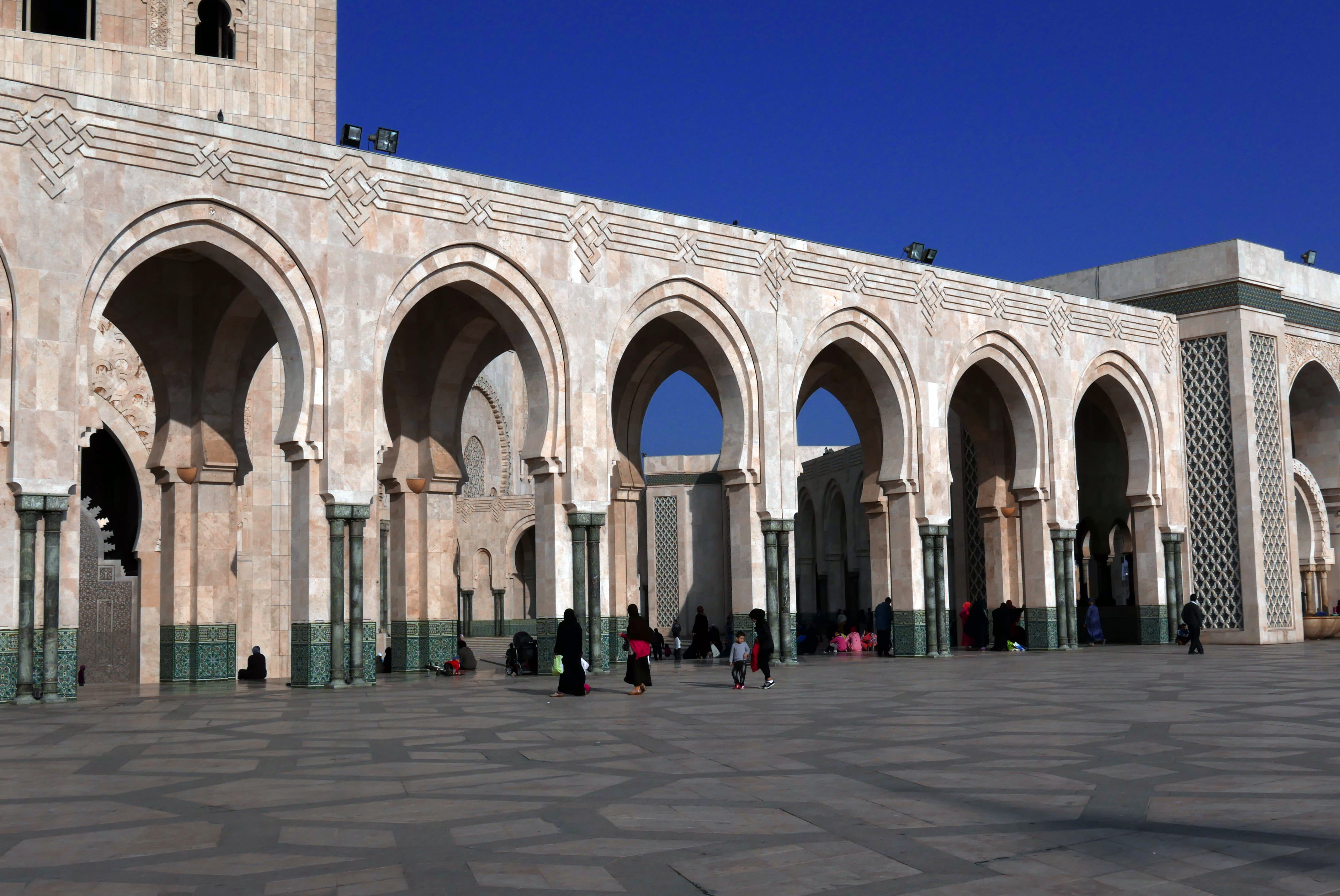 architecture, day, travel, architectural column, religion, mosque, arch, tourism, the past, courtyard, marokko, crowd, morocco, spirituality, building, HD Wallpaper