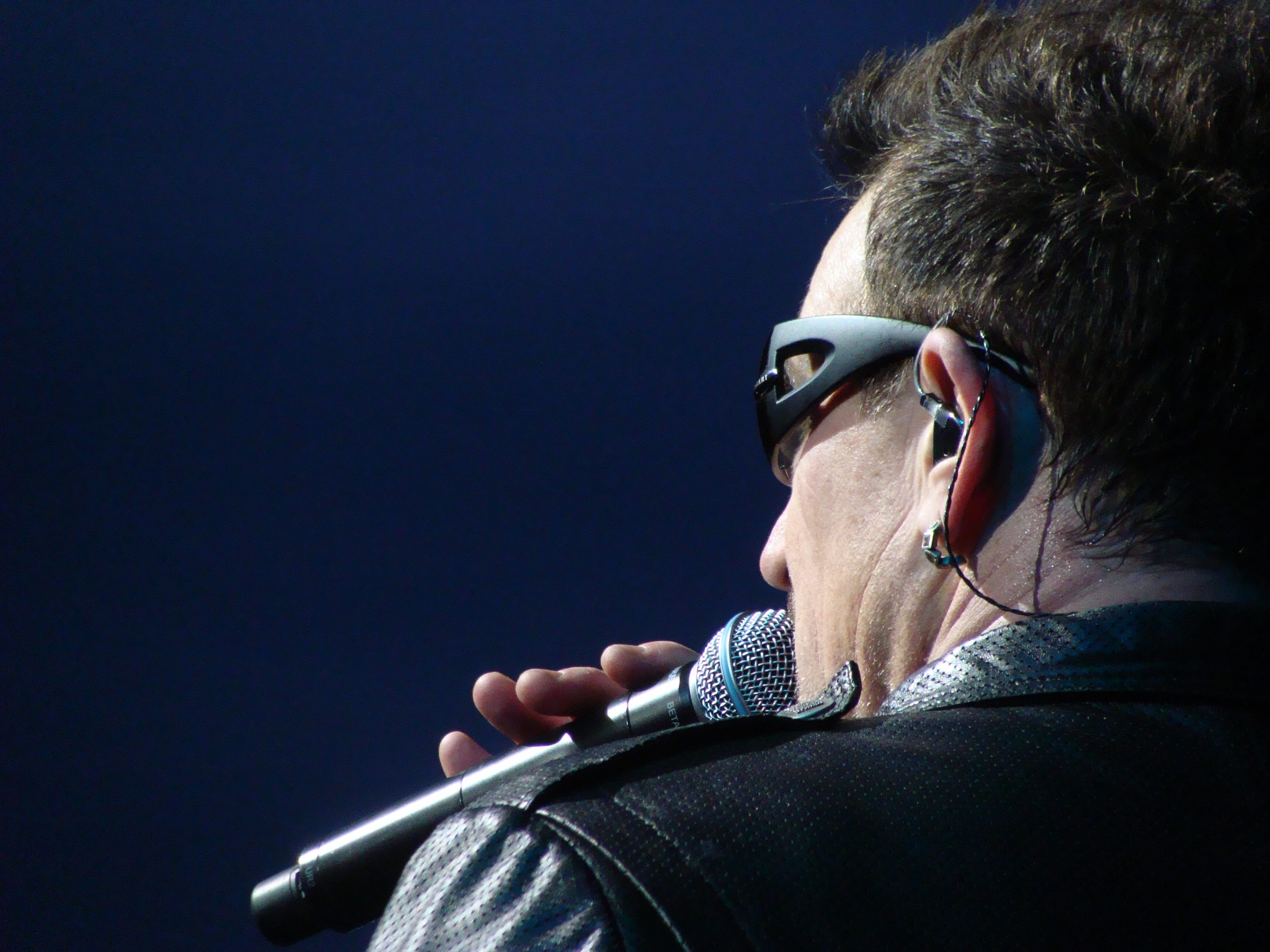 frontman, portrait, band, one person, businessman, headphones, singing, paul david hewson, musician, microphone, philanthropist, mature adult, concert, HD Wallpaper