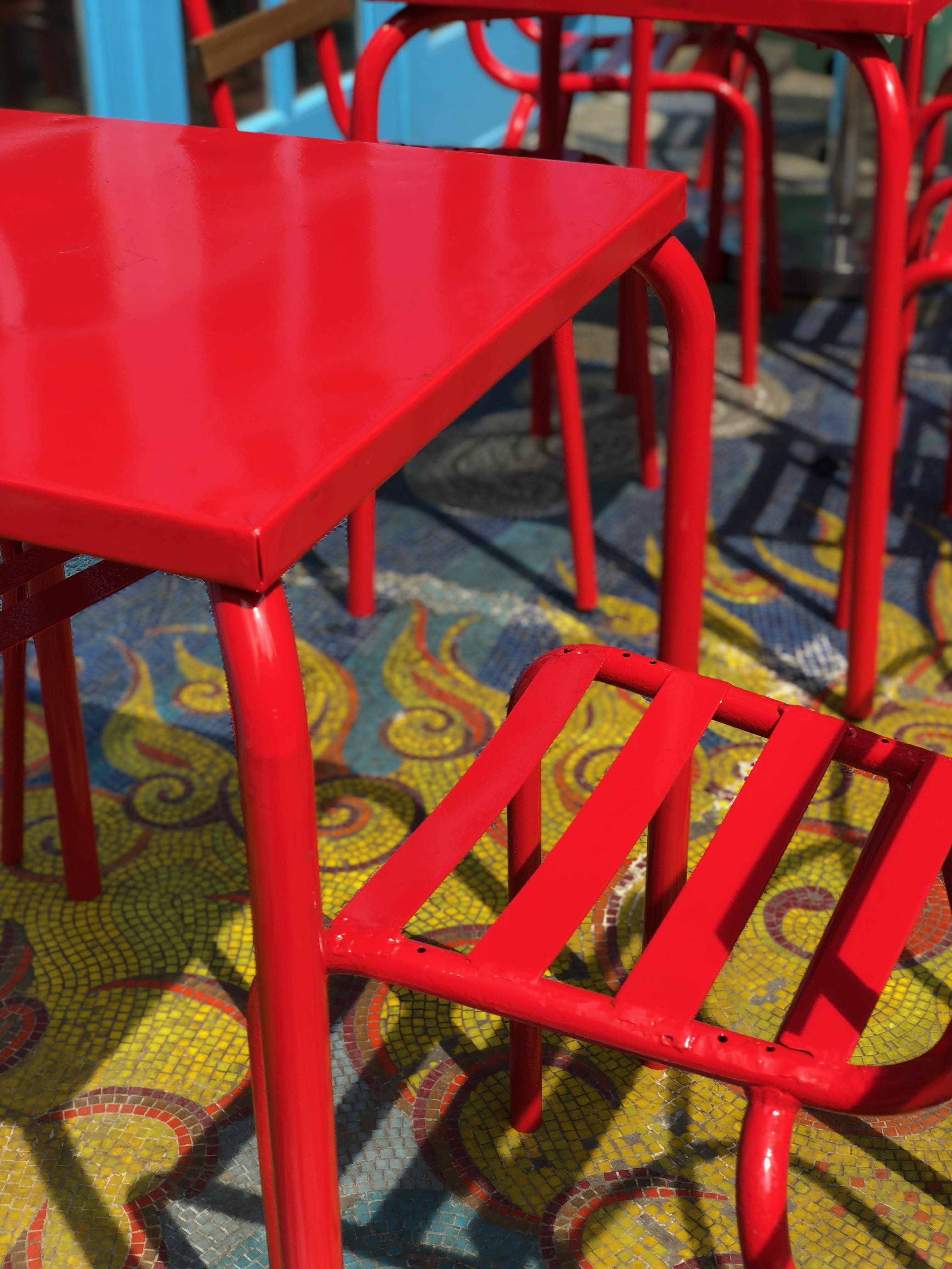 colorful, no people, red, restaurant, furniture, vintage, 4K, united states, in a row, empty, bright, outdoors, arrangement, high angle view, new york, Phone HD Wallpaper