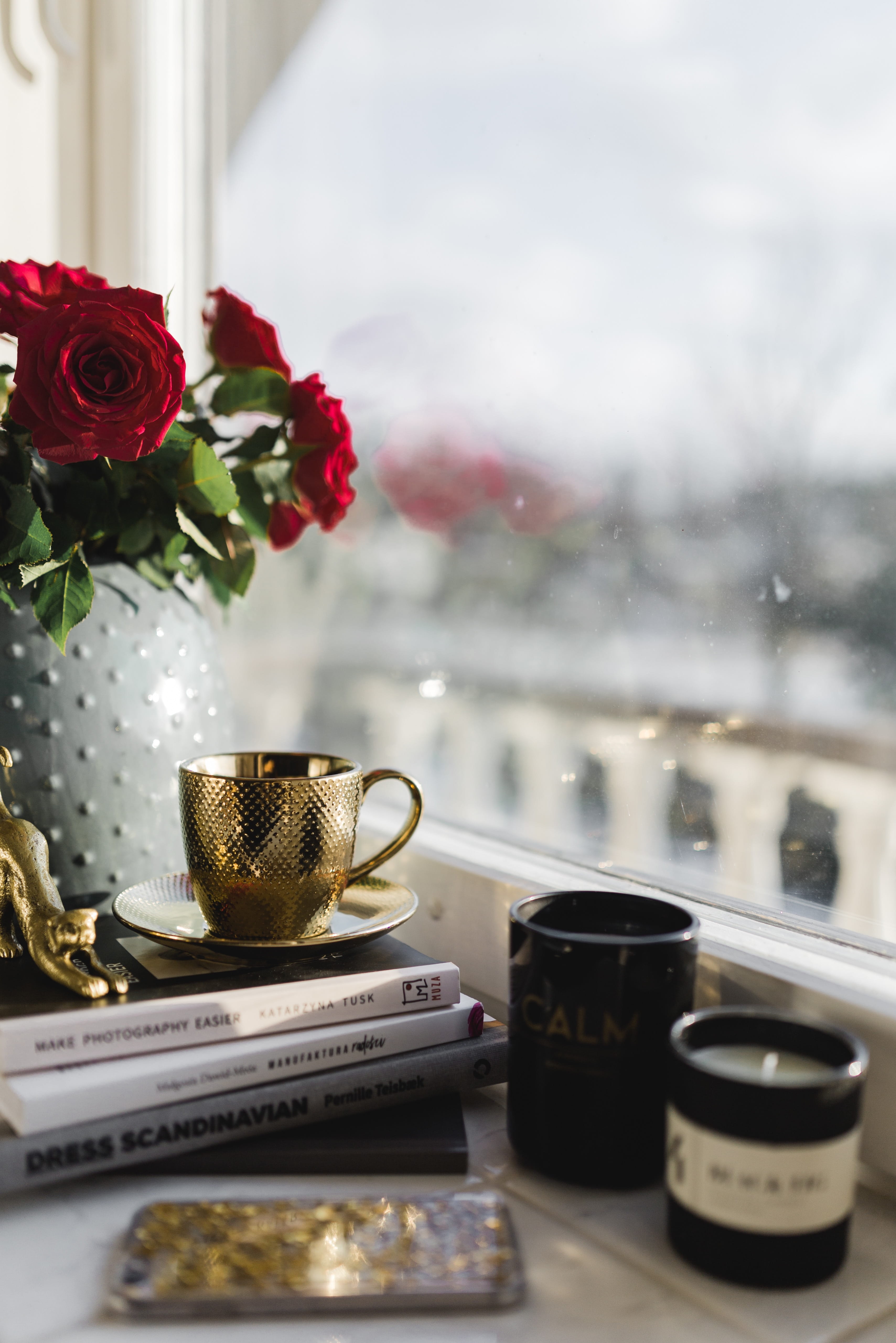 rose - flower, refreshment, bouqet, books, food and drink, cup, window, rose, roses, no people, decor, drink, plant, focus on foreground, flower, indoors, Phone HD Wallpaper