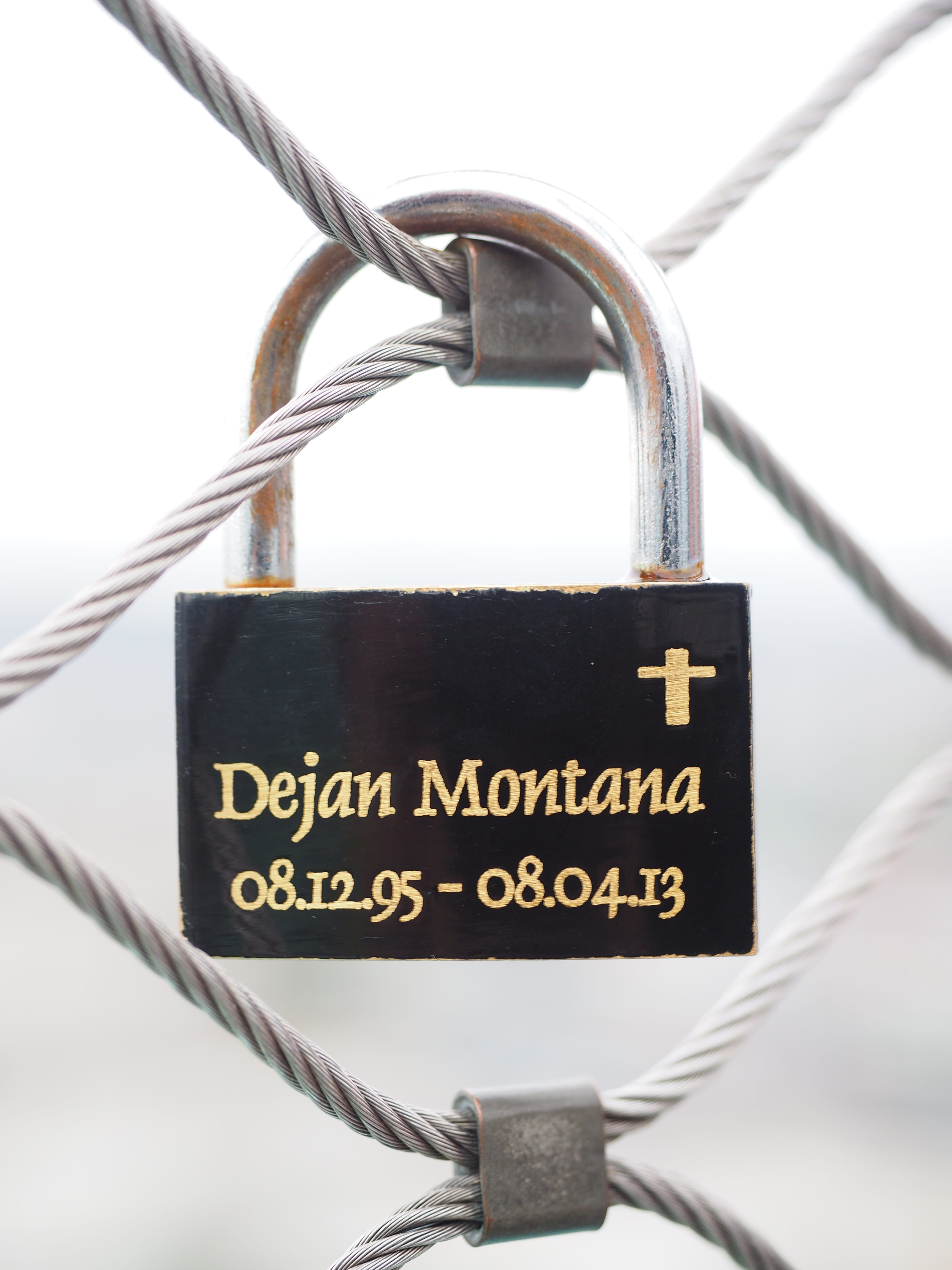transience, symbol, communication, Closed, safety, hanging, 4K, love, metal, Death, mourning closed, text, die, security, day, engraving, lock, western script, Phone HD Wallpaper