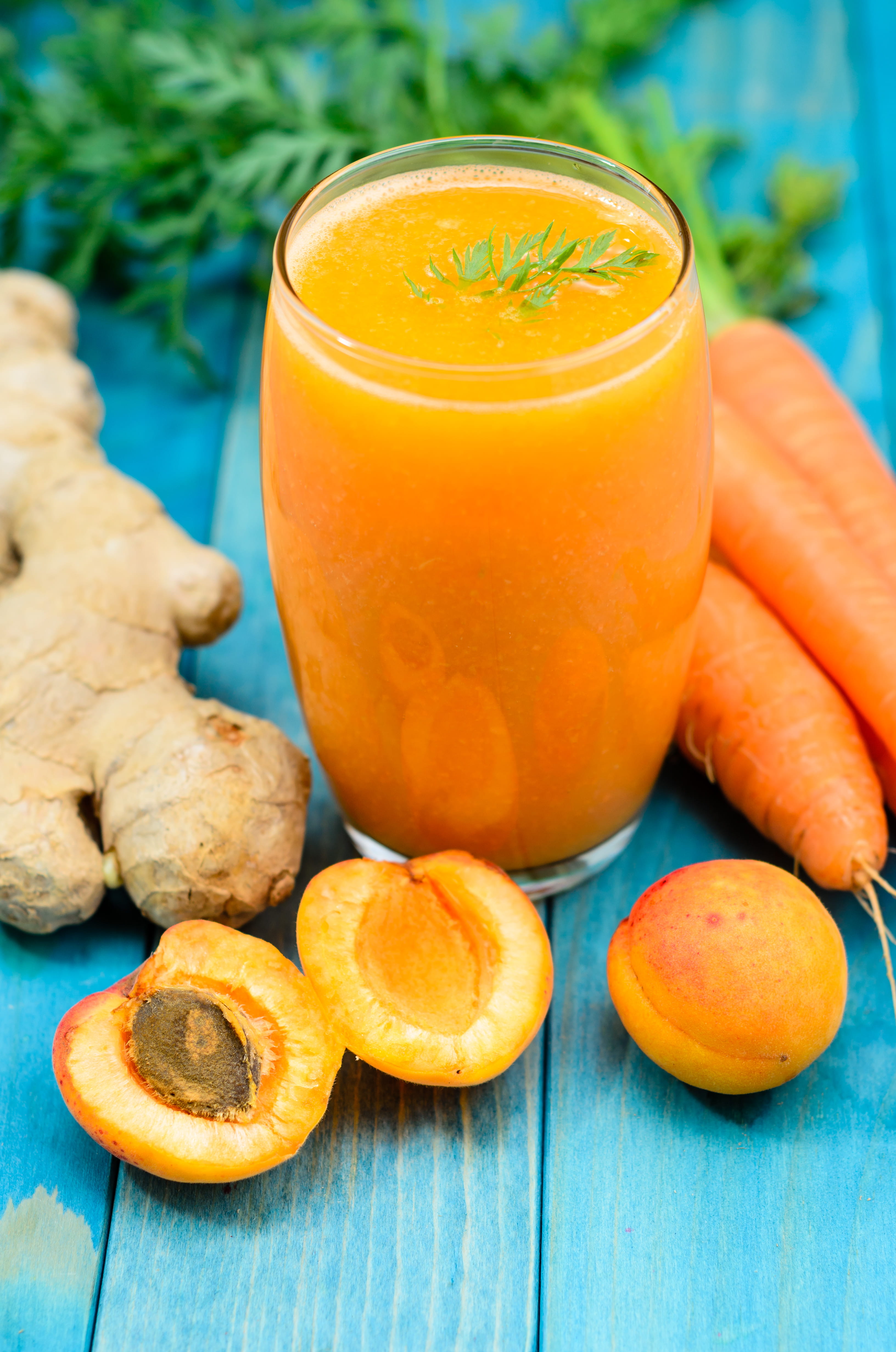 blur, juice, wood - material, freshness, blue, food and drink, clear, indoors, 4K, close-up, beverage, healthy eating, slice, focus on foreground, still life, Phone HD Wallpaper