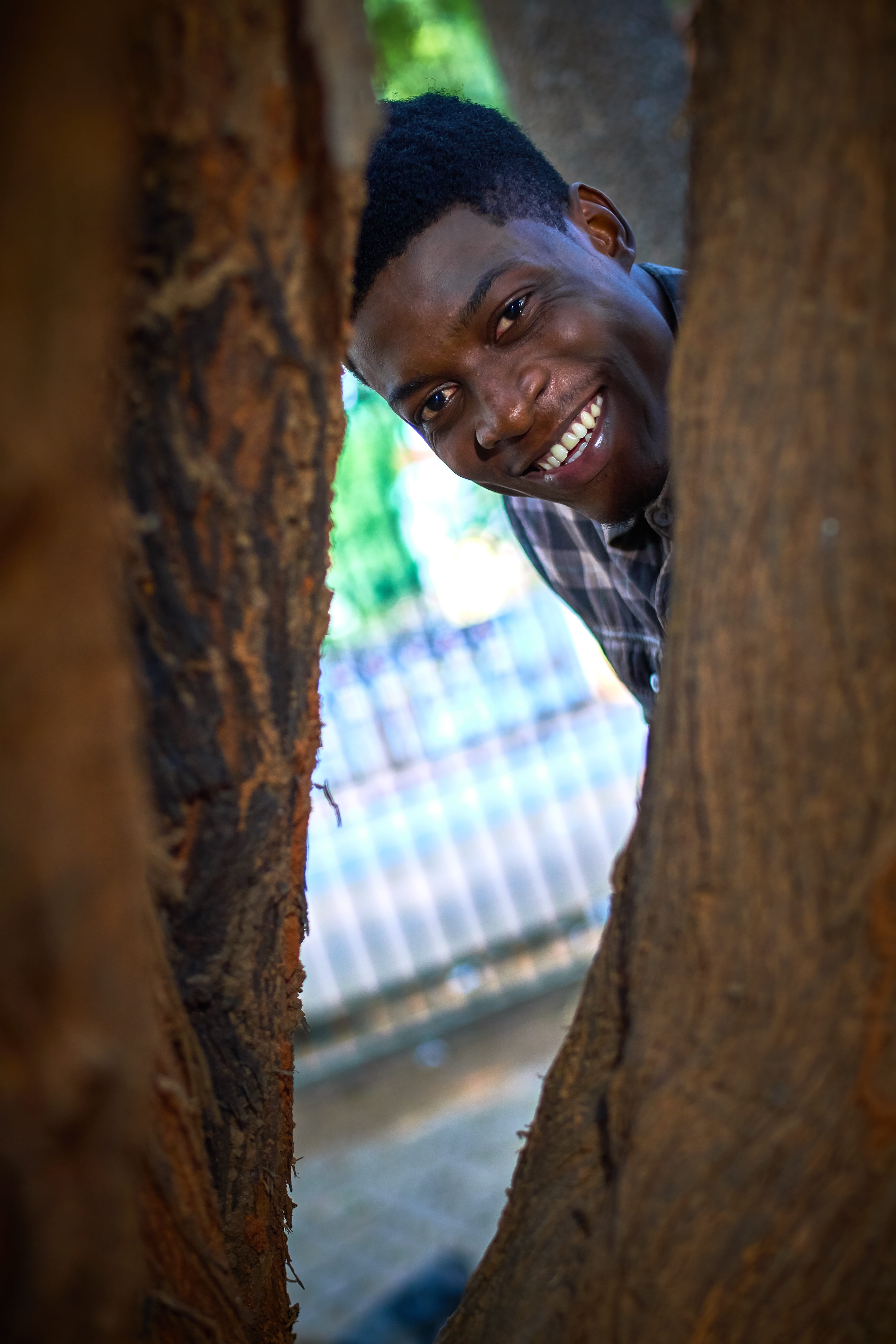 emotion, casual clothing, lucas cândido fumba, teeth, francisco venancio, person, Luke, human, plant, real people, cheerful, look at the angolan, lifestyles, Phone HD Wallpaper