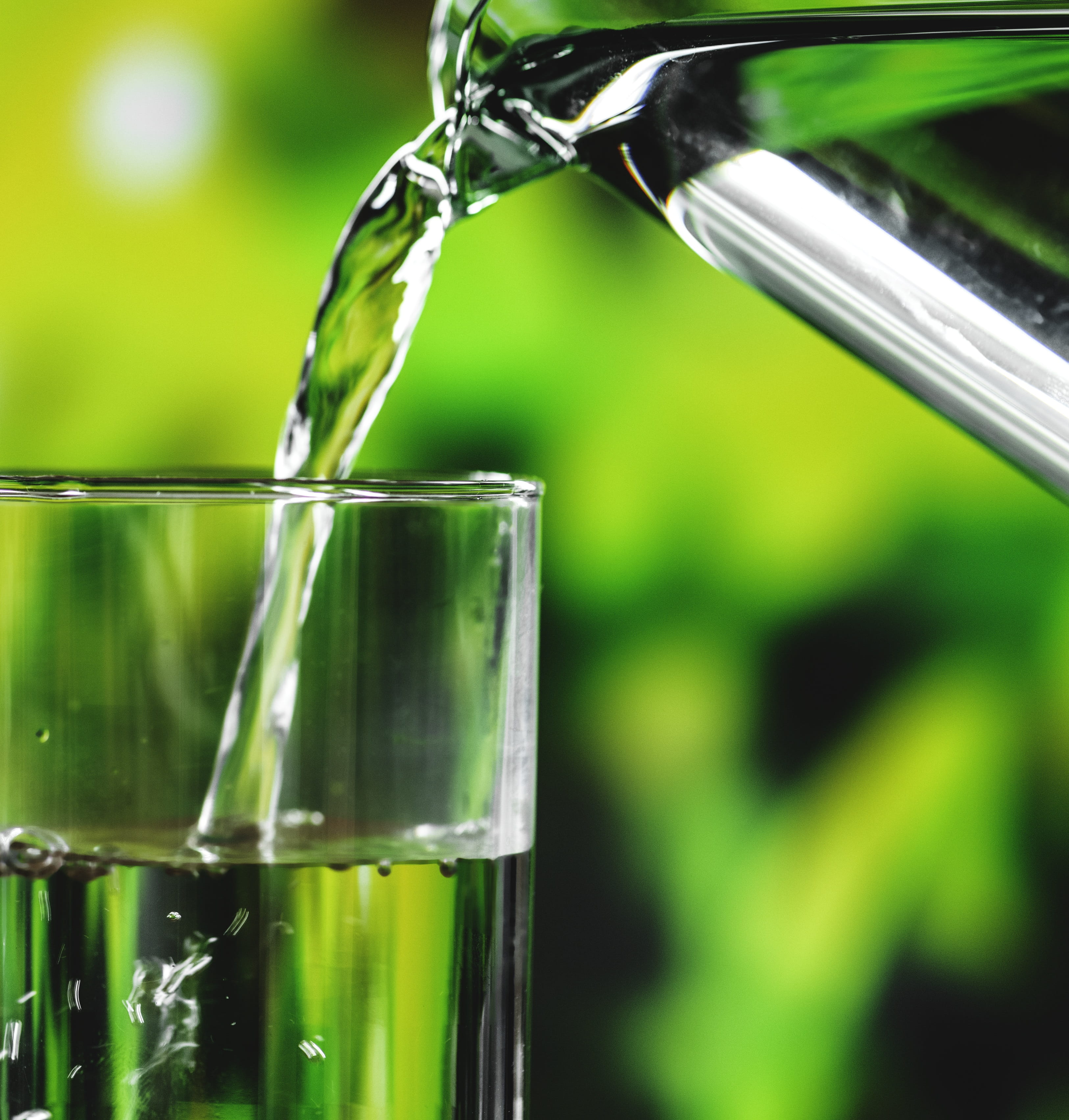 focus on foreground, transparent, glass, health, green, hydration, drinkable, drink, clear, fresh, freshness, water, cold drink, h2o, refreshment, aqua, Phone HD Wallpaper