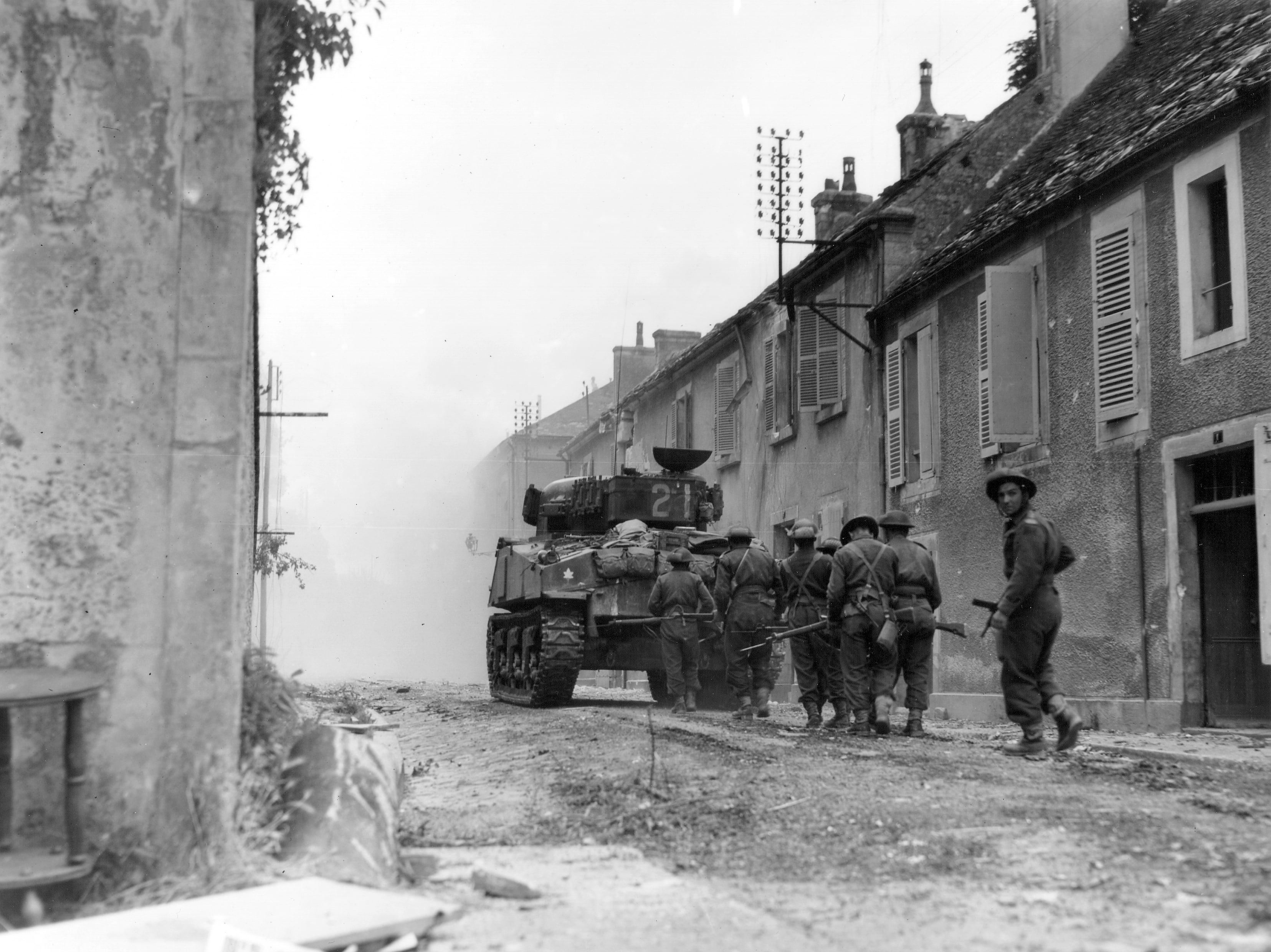 black and white, Soldiers, Men, Fog, 2K, Devastation, Tank, War, Weapons, HD Wallpaper