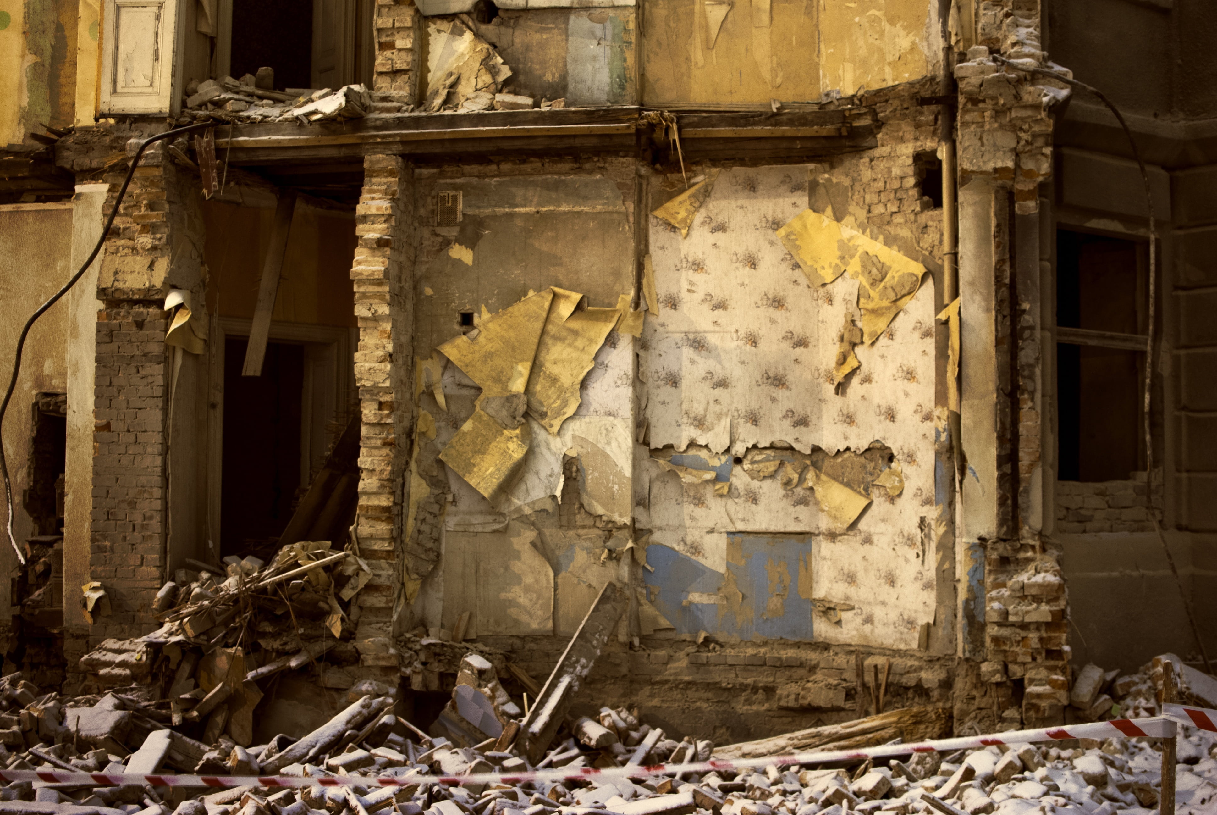 ruin, 4K, obsolete, run-down, building, weathered, day, metal, building exterior, built structure, rusty, debris, deterioration, collapsing, structure, HD Wallpaper
