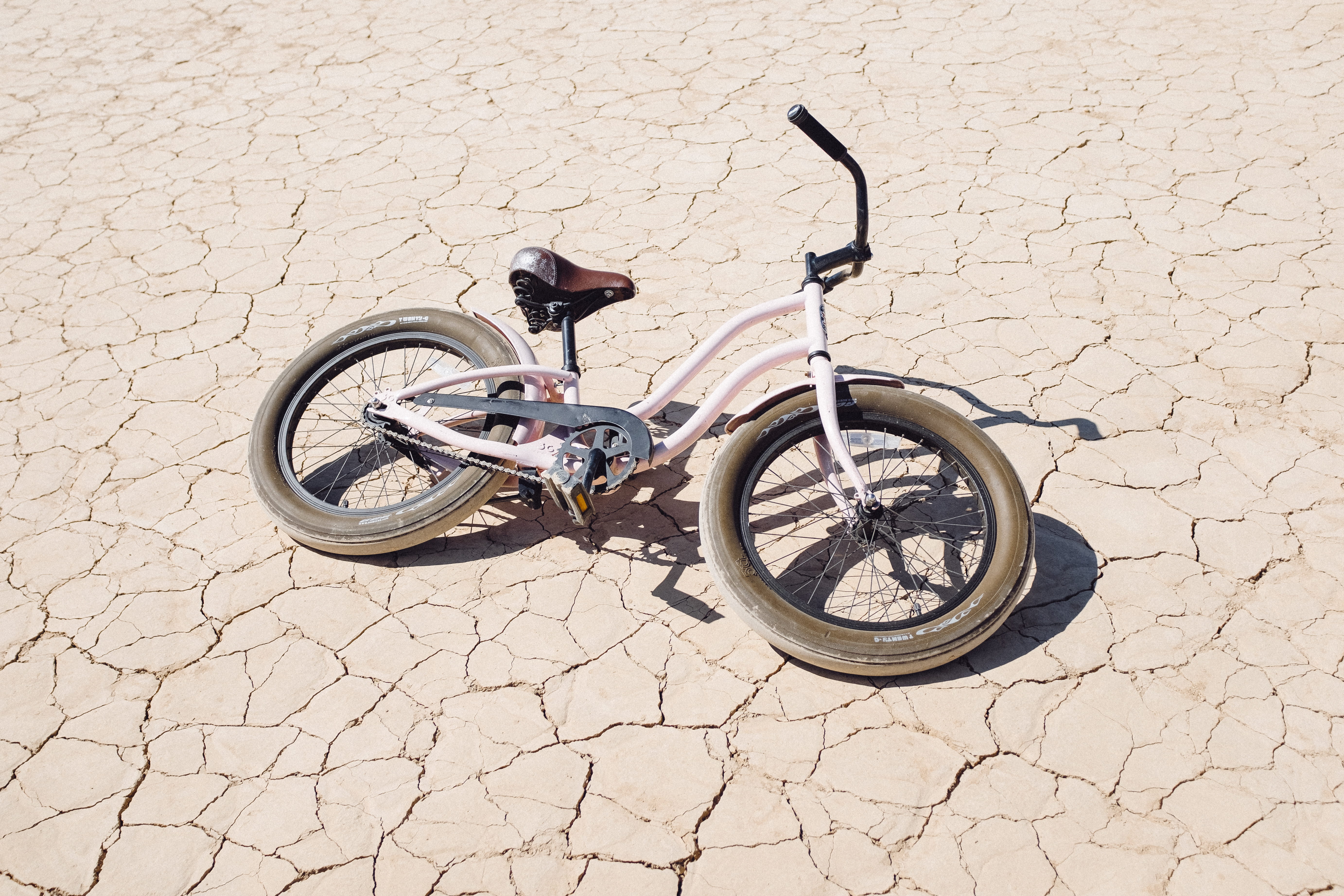 cracked, stationary, wheel, bicycle, transportation, sunlight, day, outdoors, flagstone, architecture, usa, shadow, no people, cobblestone, footpath, soil, HD Wallpaper