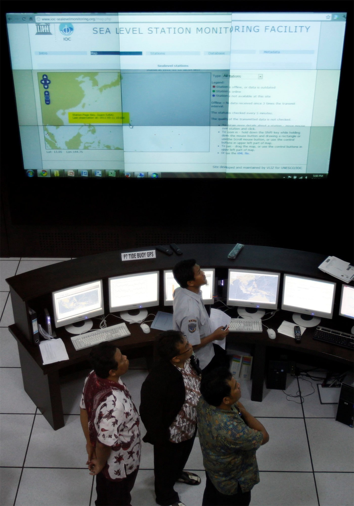 coworker, computer monitor, child, standing, 1080P, indoors, wireless technology, table, communication, watching, women, technology, earthquakes, monitor, Phone HD Wallpaper