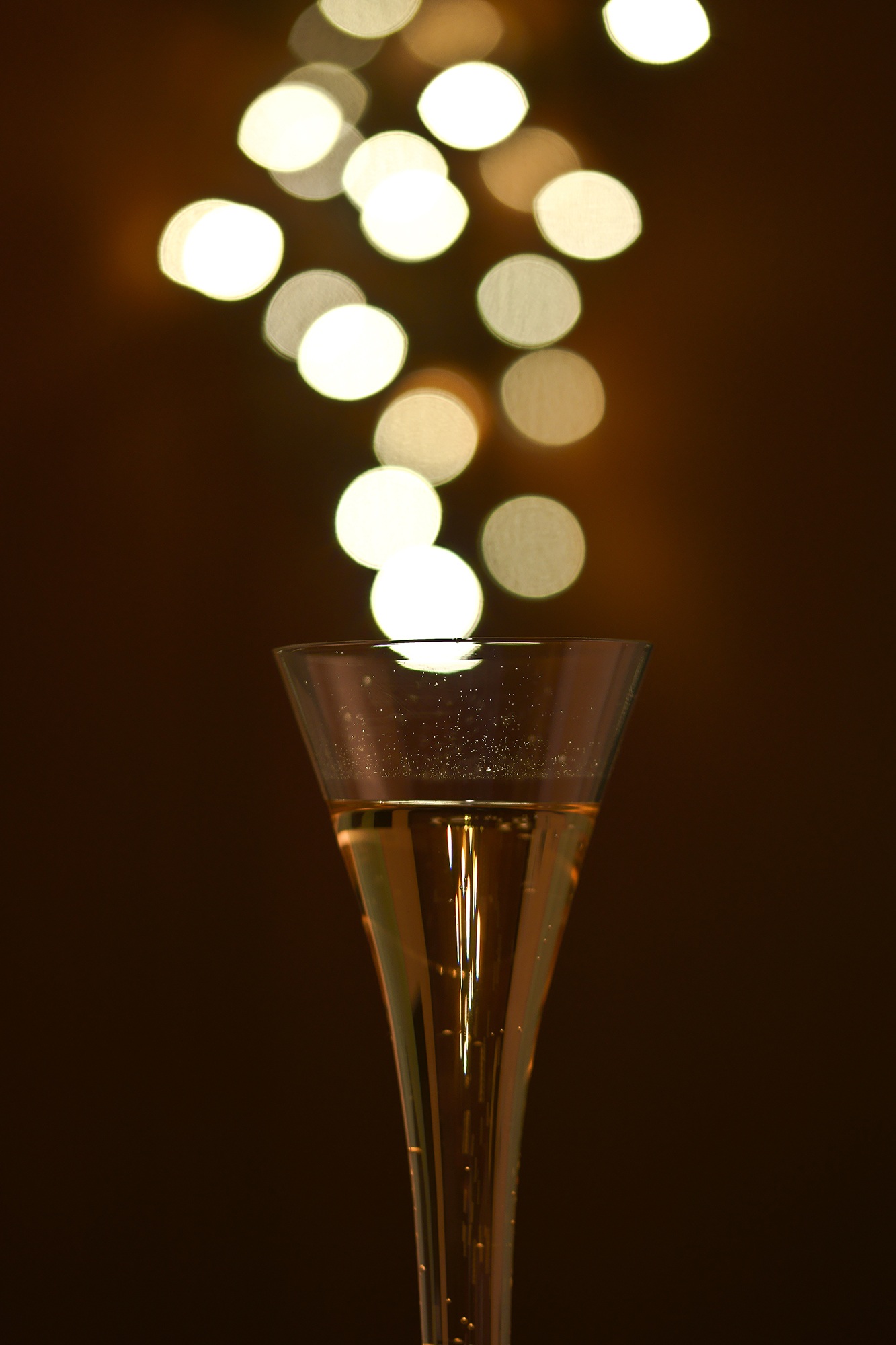 celebration, lichterkette, drink, feast day, refreshment, carbonic acid, dark, macro, mood, liquid, food and drink, celebrate, glass, vesicle, electricity, Phone HD Wallpaper