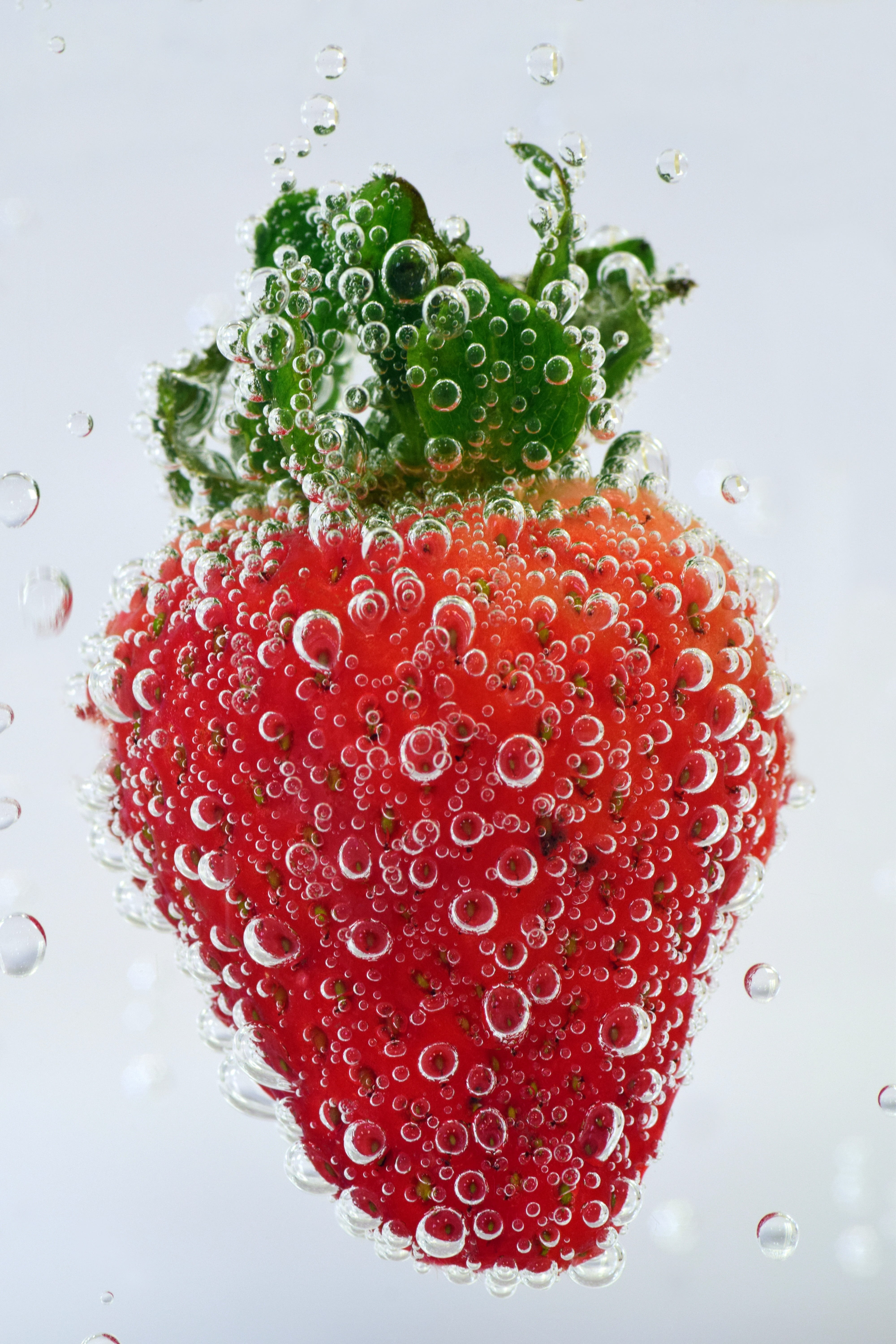 white background, wellbeing, no people, fruit, blow, air bubbles, mineral water, food, pearl, body, frisch, organic, studio shot, red, ripe, still life, Phone HD Wallpaper