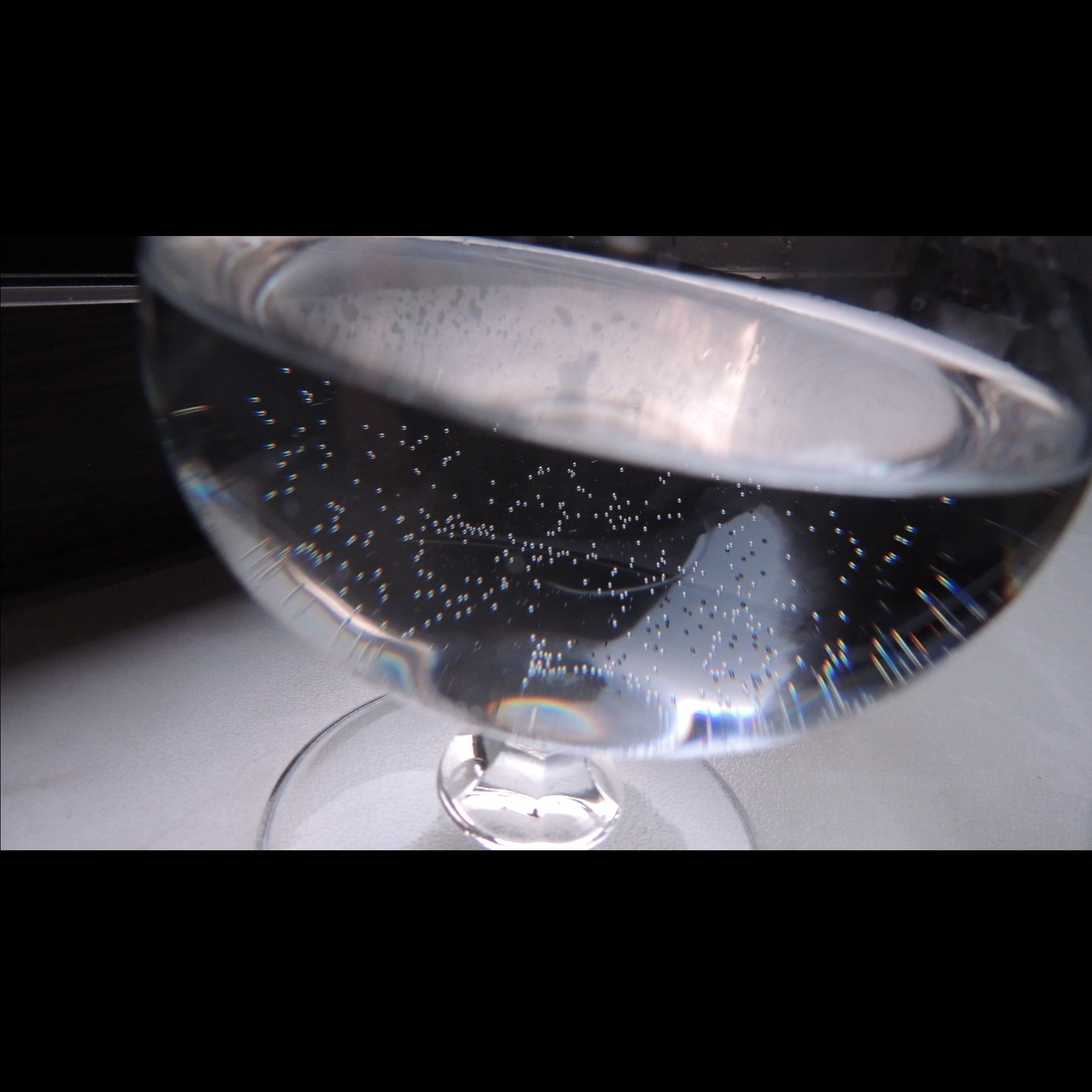 black background, no people, water, 1080P, heat - temperature, close-up, purity, focus on foreground, food and drink, transfer print, bubble, drinking glass, Phone HD Wallpaper