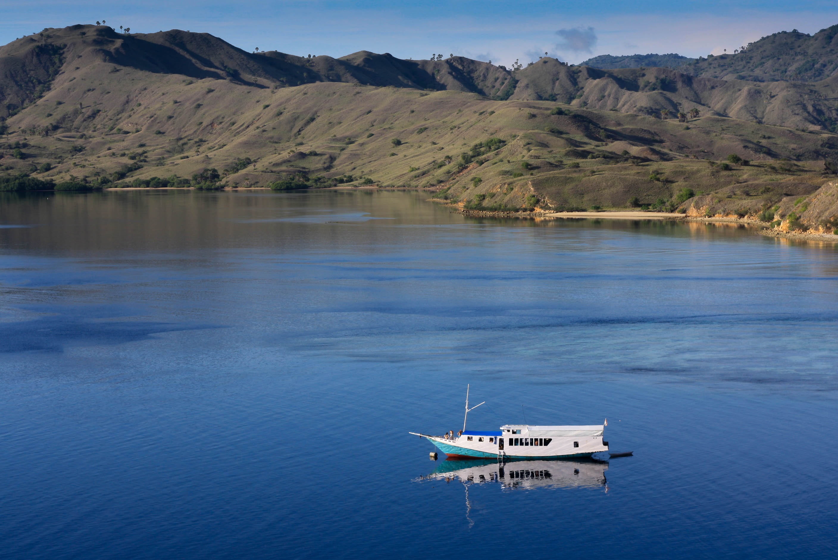 tranquil scene, mountain range, water, yacht, indonesia, non-urban scene, tranquility, islands, reflection, mode of transportation, nature, scenics, outdoors, HD Wallpaper