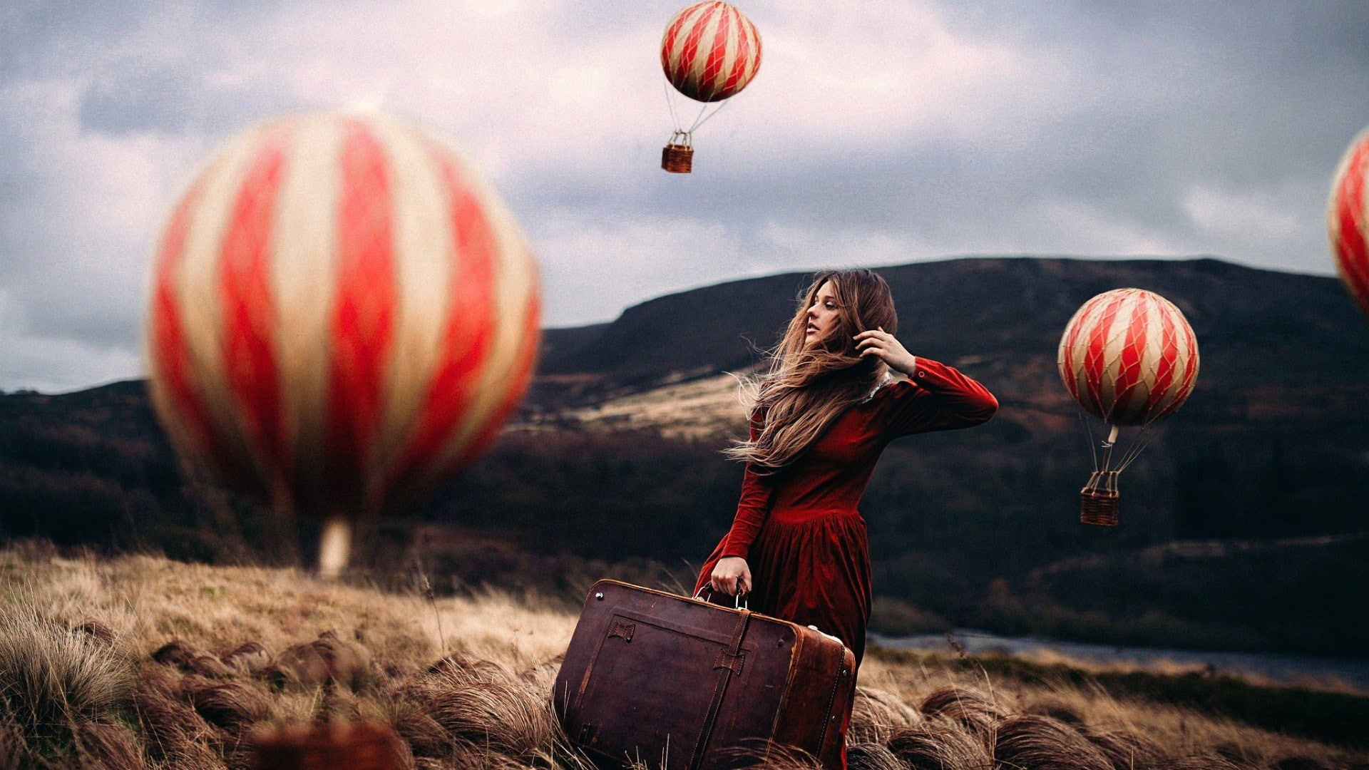 model, windy, depth of field, adult, hills, hot air balloons, beauty in nature, land, flying, sky, nature, balloon, looking away, hair, air vehicle, women outdoors, HD Wallpaper