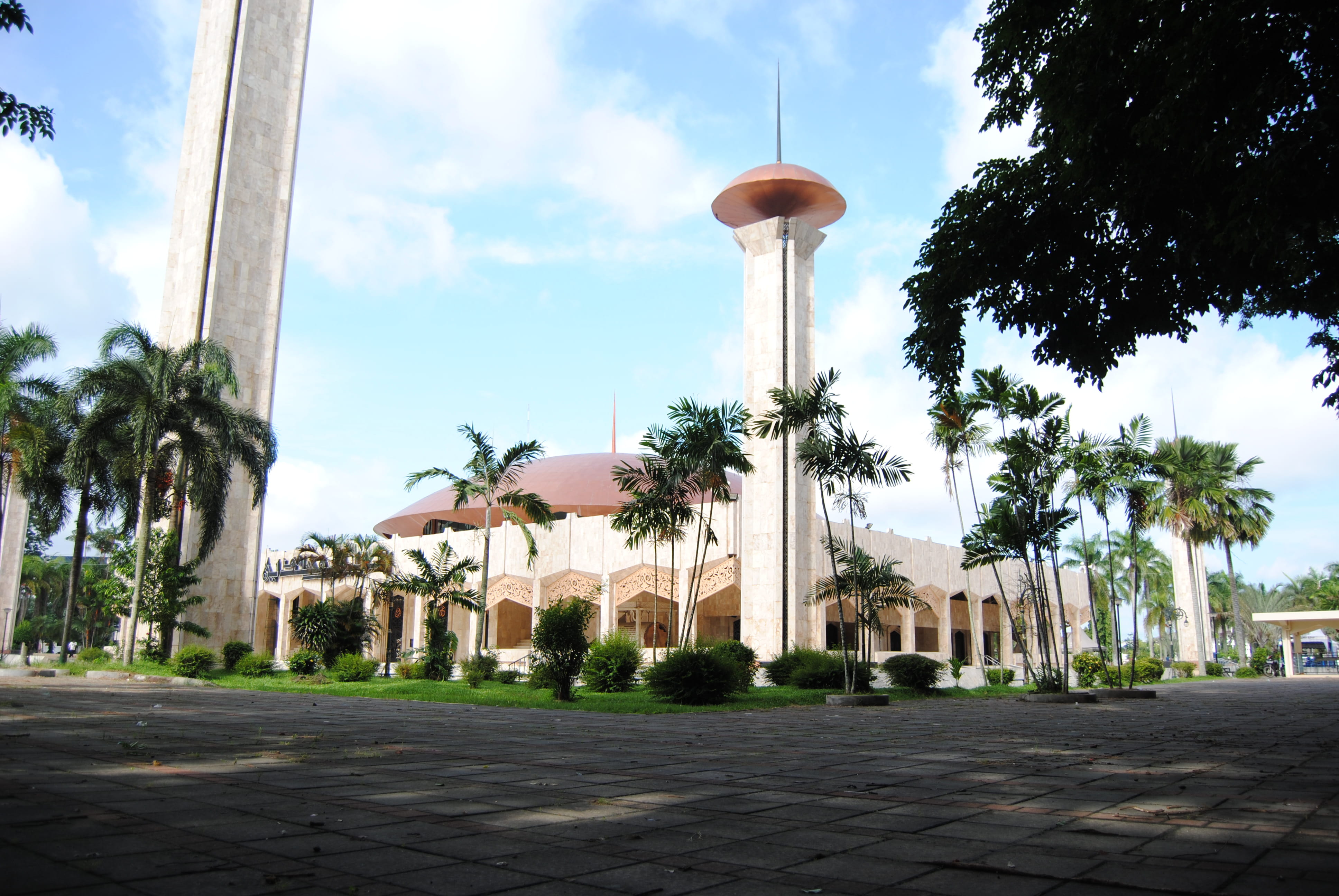 footpath, city, tropical climate, place of worship, building, cloud - sky, street, nature, building exterior, sunlight, mosque, architectural column, outdoors, HD Wallpaper