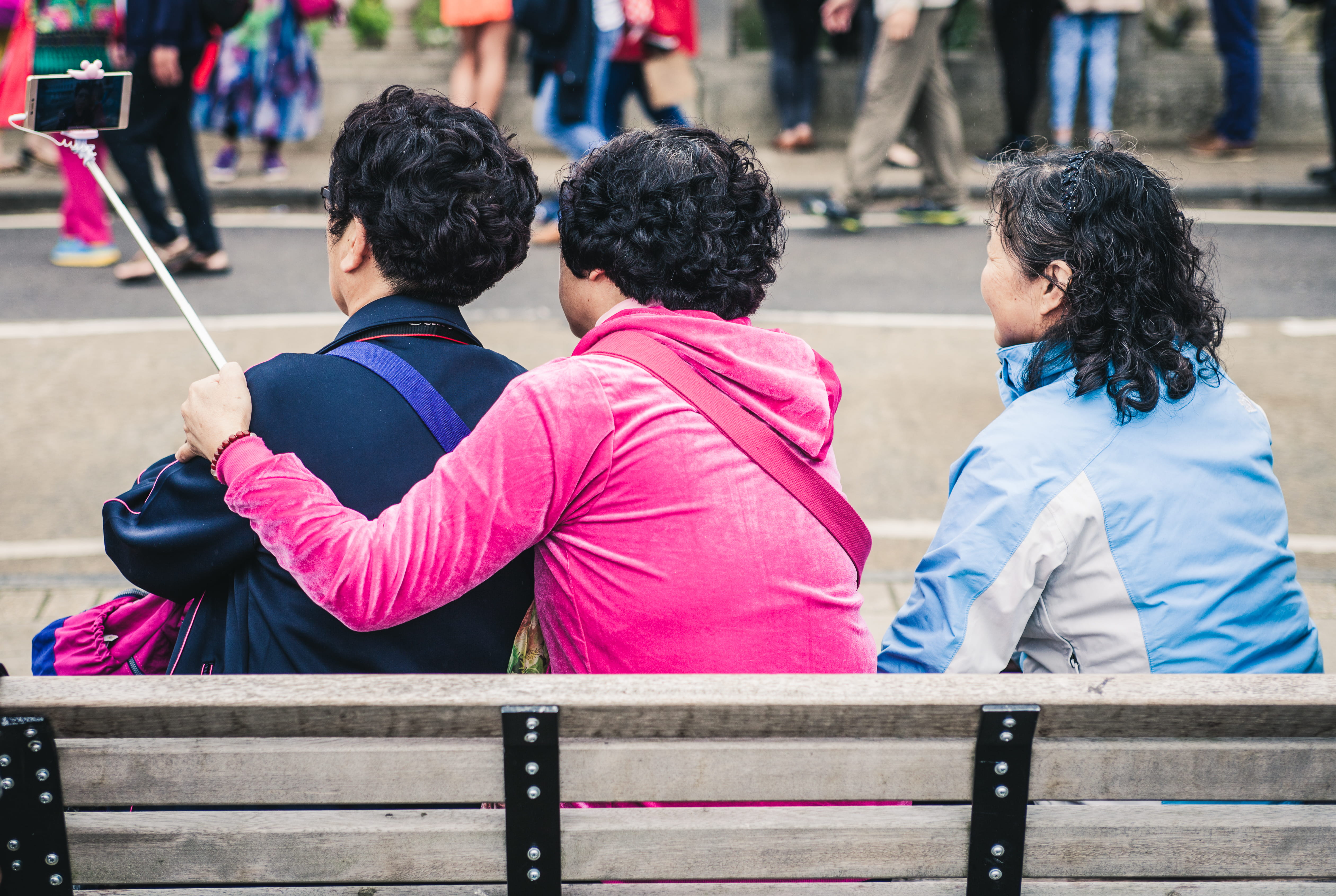curly hair, bonding, group of people, relaxation, picture taking, togetherness, colors, leisure activity, colours, adult, taking photo, wooden bench, clothing, HD Wallpaper