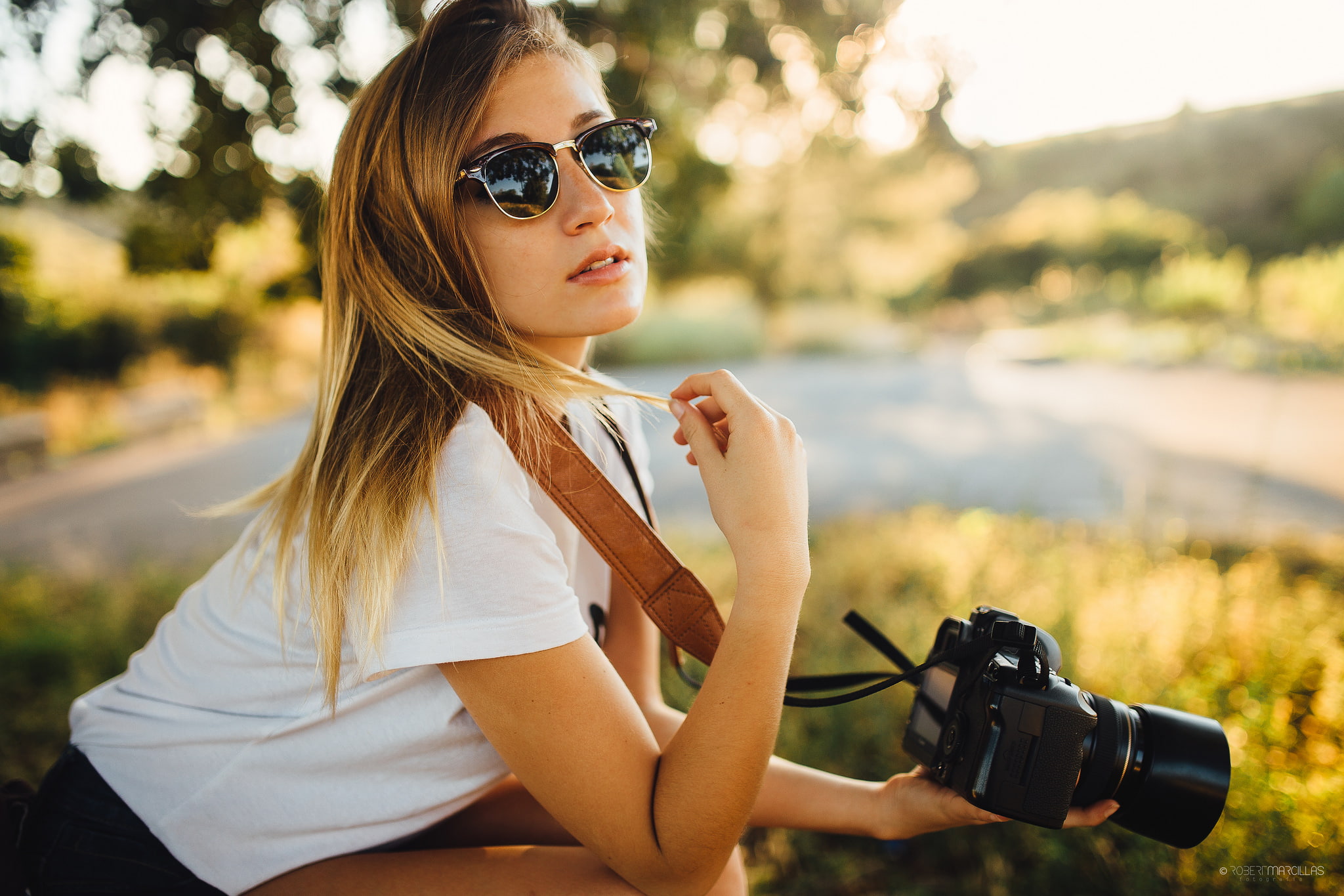 one person, sitting, technology, beautiful woman, 1080P, jean shorts, women outdoors, sunglasses, leisure activity, real people, beauty, photographer, HD Wallpaper
