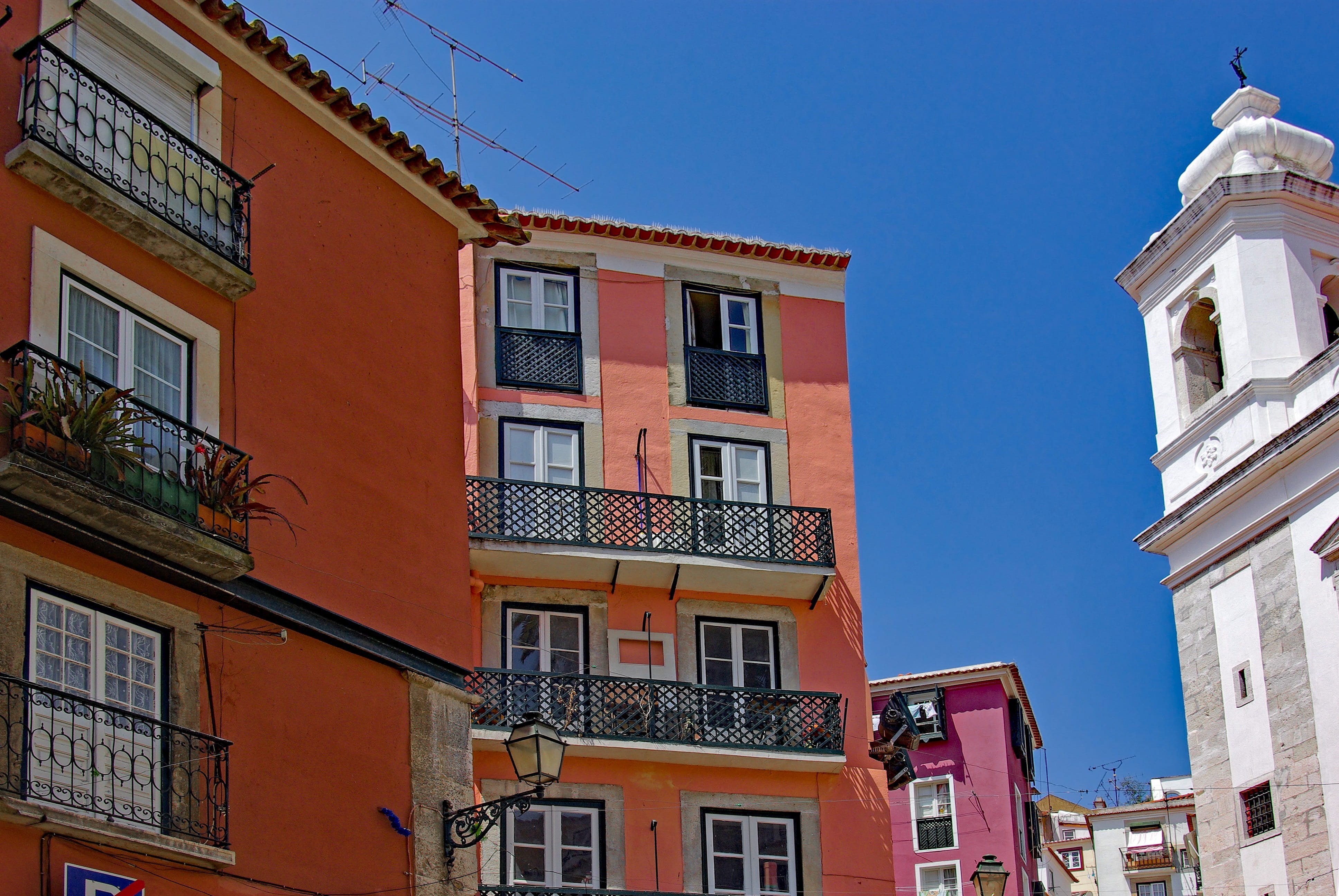 sunlight, day, outdoors, Lisboa, building exterior, house, Lisbon, sky, apartment, clear sky, nature, low angle view, built structure, residential district, HD Wallpaper