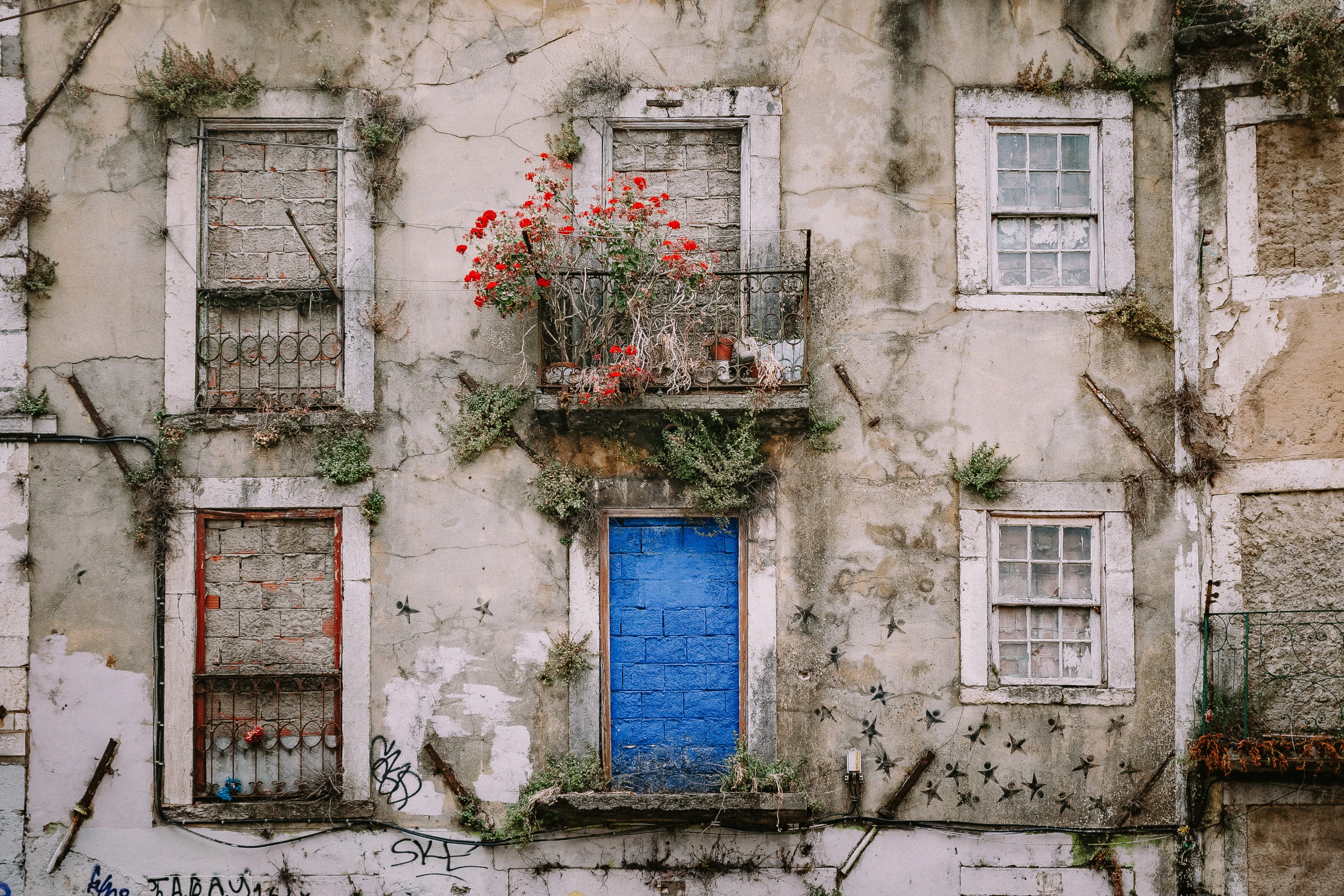 wall, wall - building feature, architecture, entrance, frames, deterioration, stone, derelict, apartment, alfama, built structure, terrace, exterior, empty, HD Wallpaper