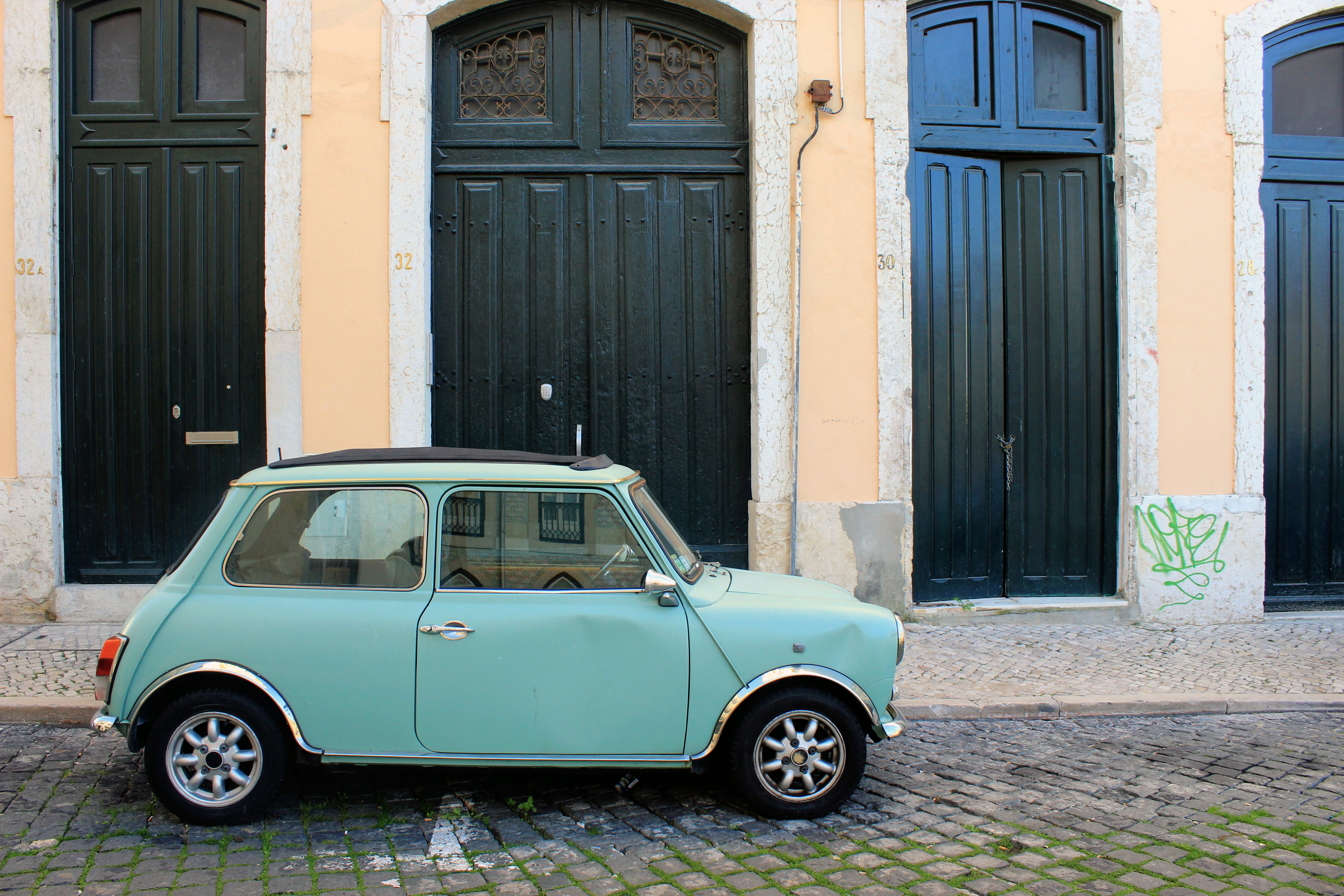 voiture, building, transportation, building exterior, car, street, 5K, no people, built structure, land vehicle, city, outdoors, lisboa, residential district, HD Wallpaper